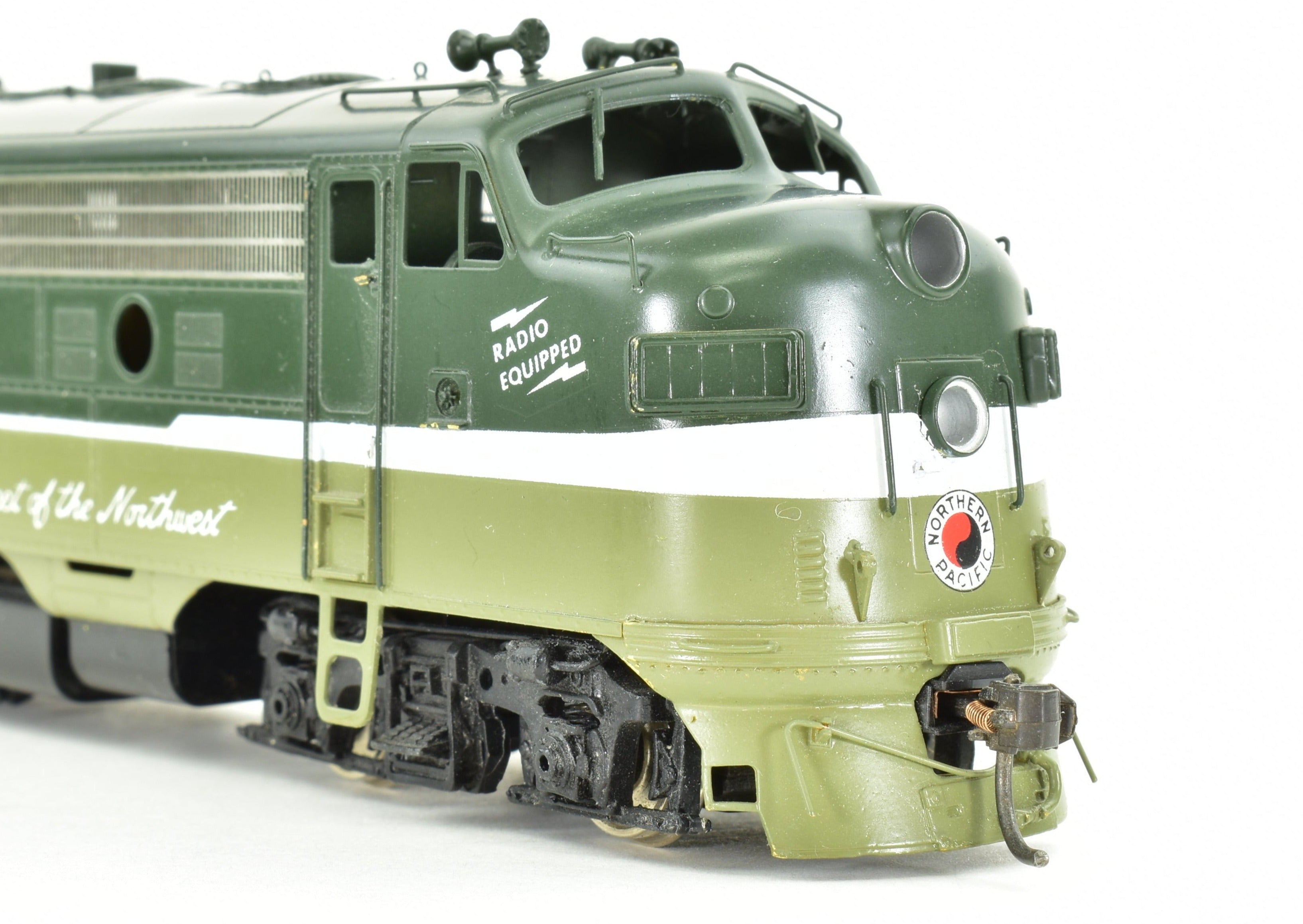HO Scale Brass Oriental Limited NP EMD F9A/F9B Set with 1750 HP Factory Paint