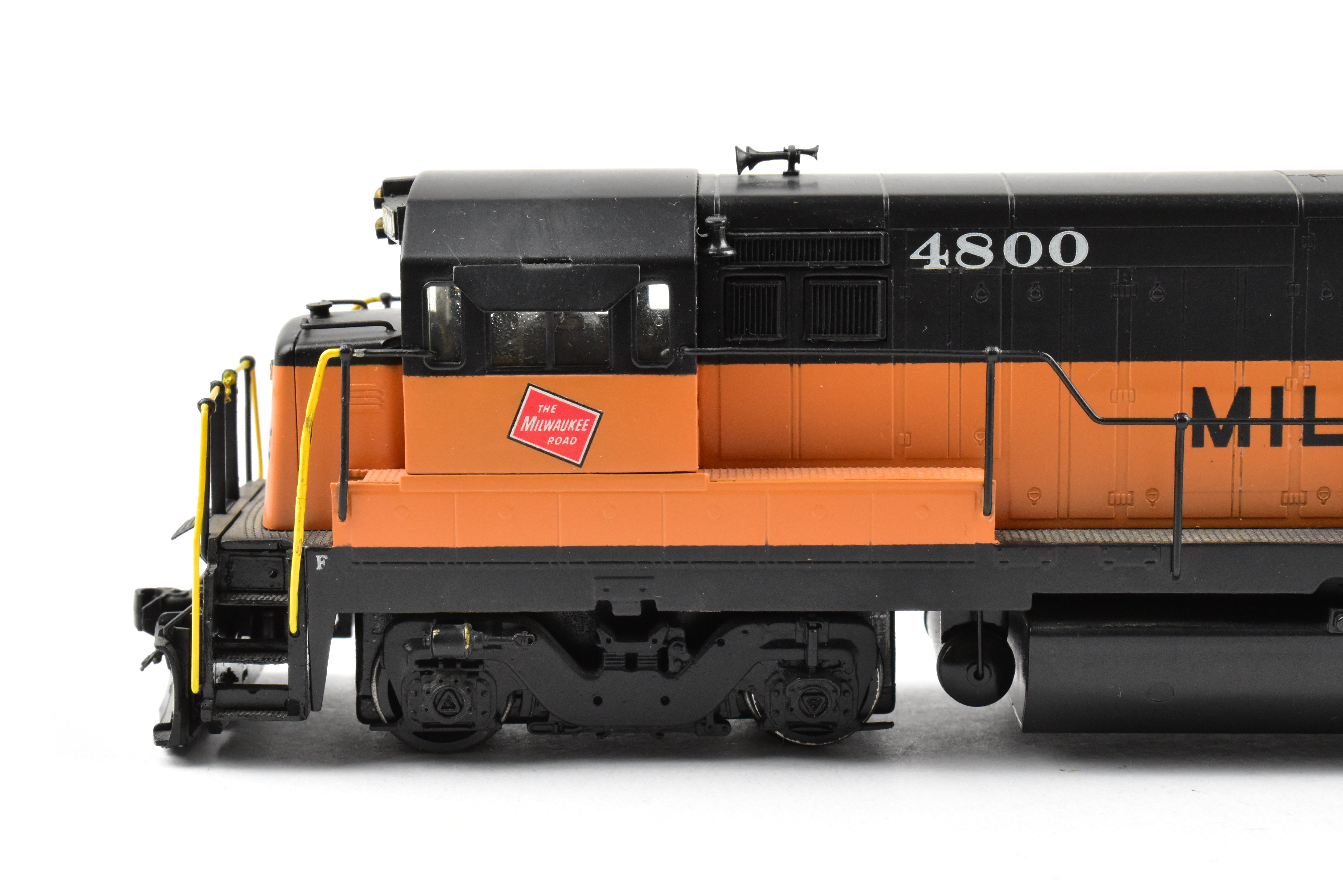 HO Scale Brass Model of Oriental Limited MILW - Milwaukee Road GE U - 23B 2300 HP Low Hood Locomotive With FB - 2 Trucks and CP #4800 Decoration