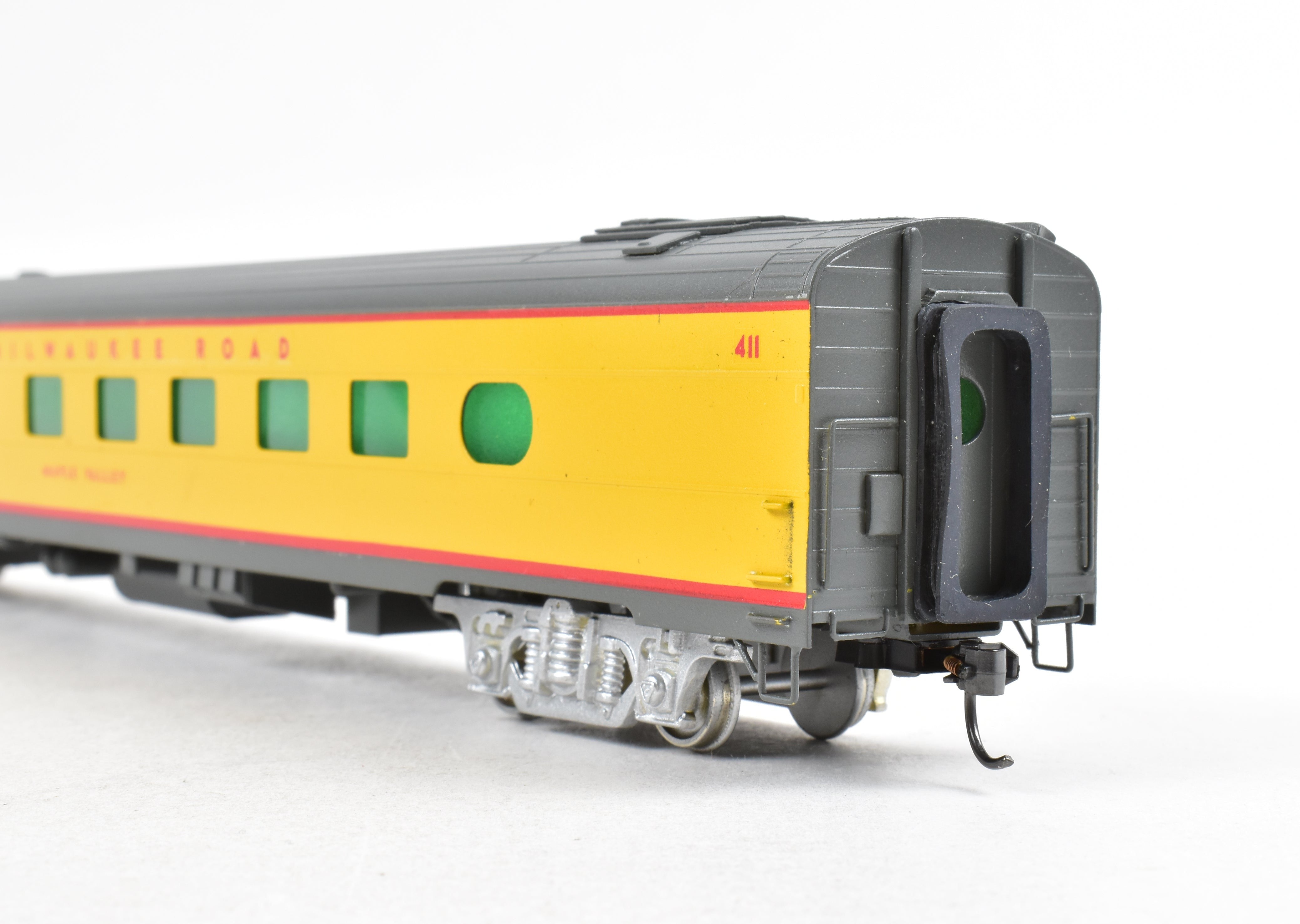 Custom Painted HO Brass Soho Milwaukee Road #411 Diner in UP Streamliner Colors