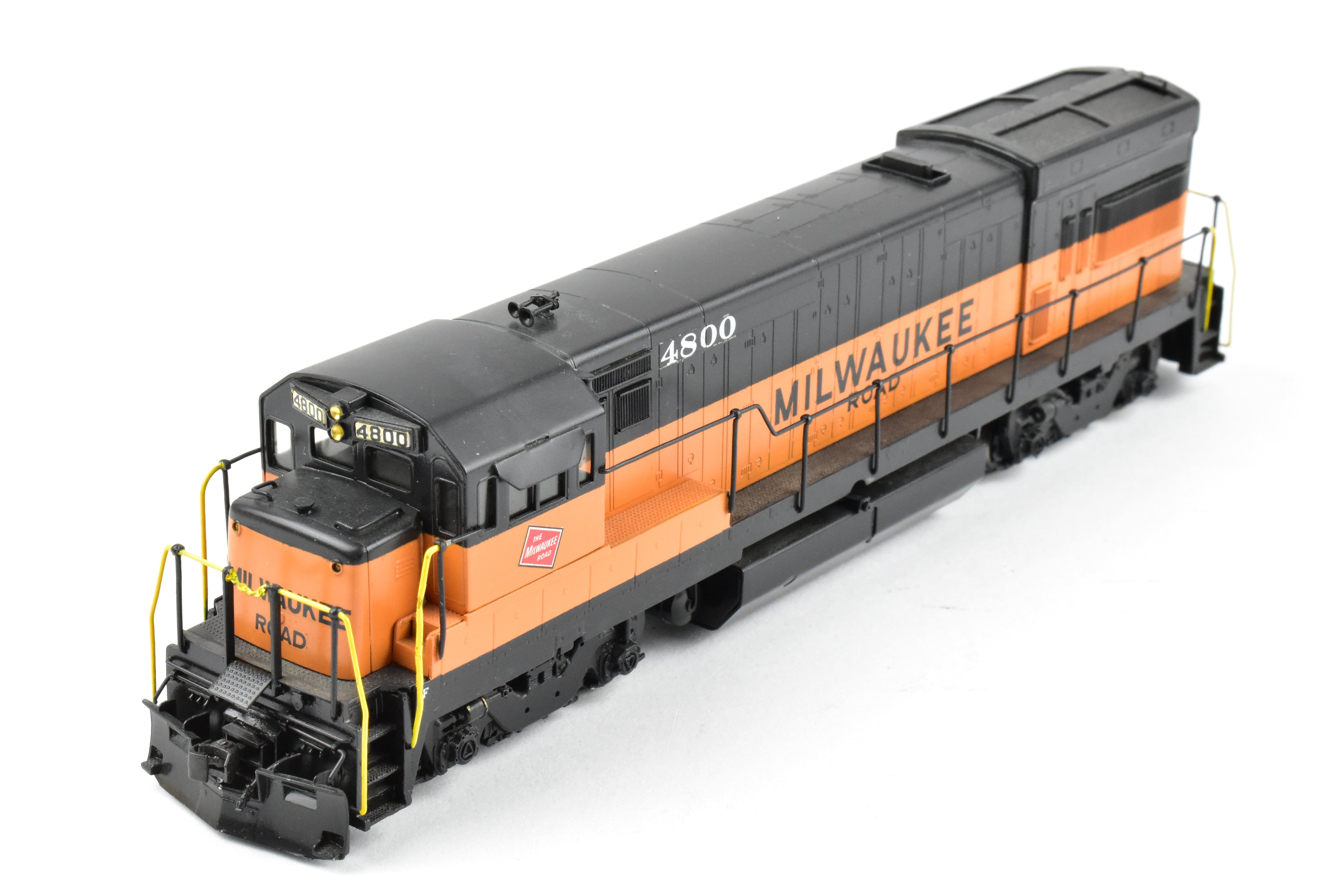 HO Scale Brass Model of Oriental Limited MILW - Milwaukee Road GE U - 23B 2300 HP Low Hood Locomotive With FB - 2 Trucks and CP #4800 Decoration