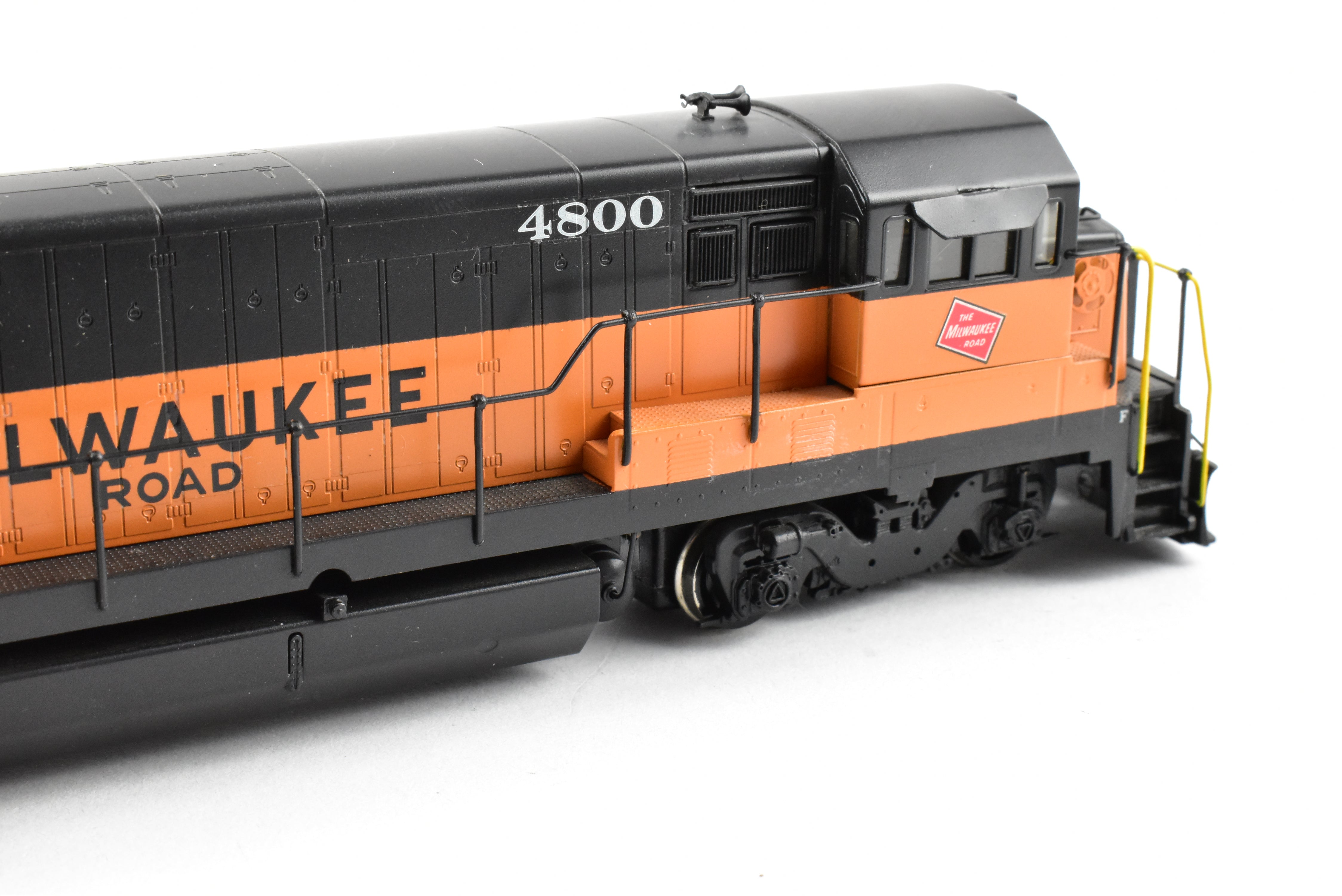 HO Scale Brass Model of Oriental Limited MILW - Milwaukee Road GE U - 23B 2300 HP Low Hood Locomotive With FB - 2 Trucks and CP #4800 Decoration