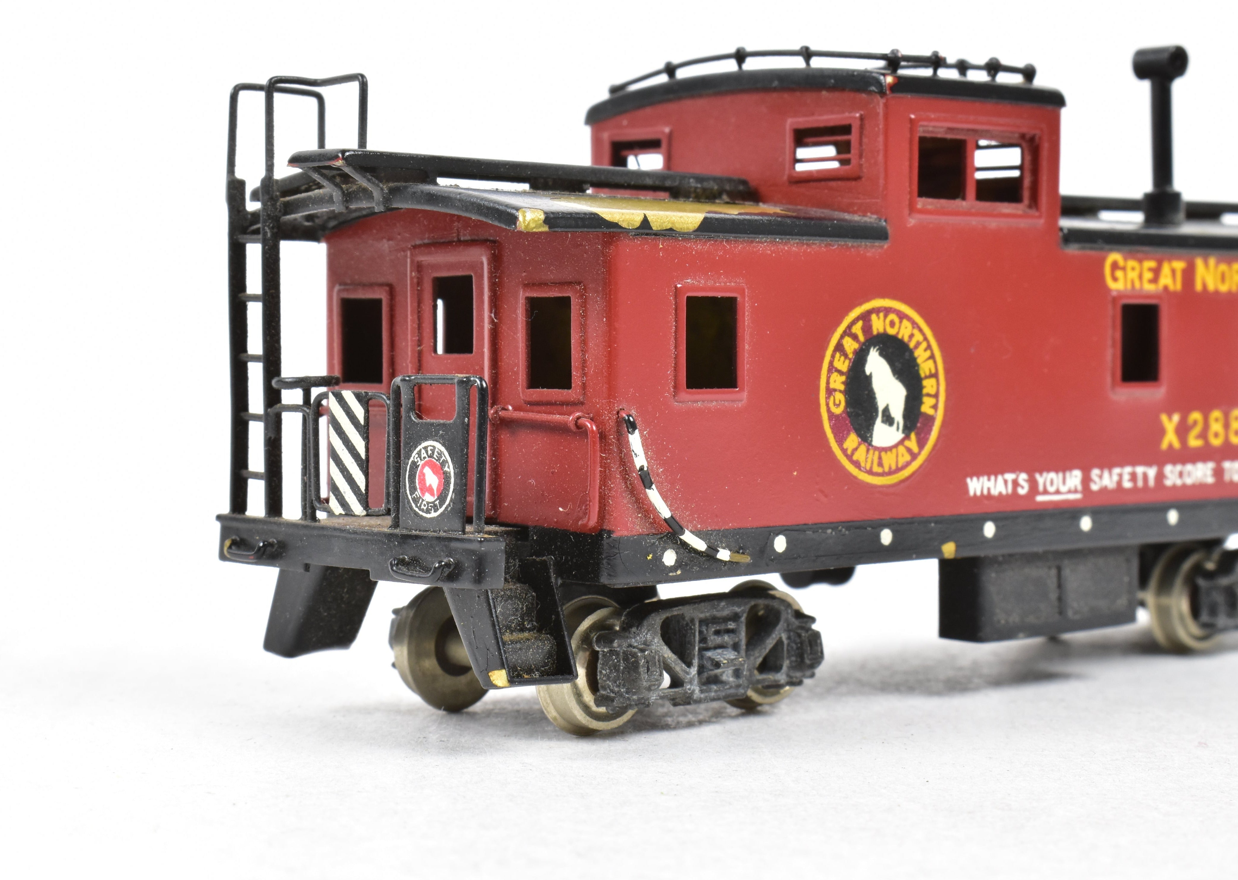 HO Scale Brass PFM - Tenshodo Great Northern Steel Caboose Factory Painted in 'As - Is' Condition for Model Train Enthusiasts