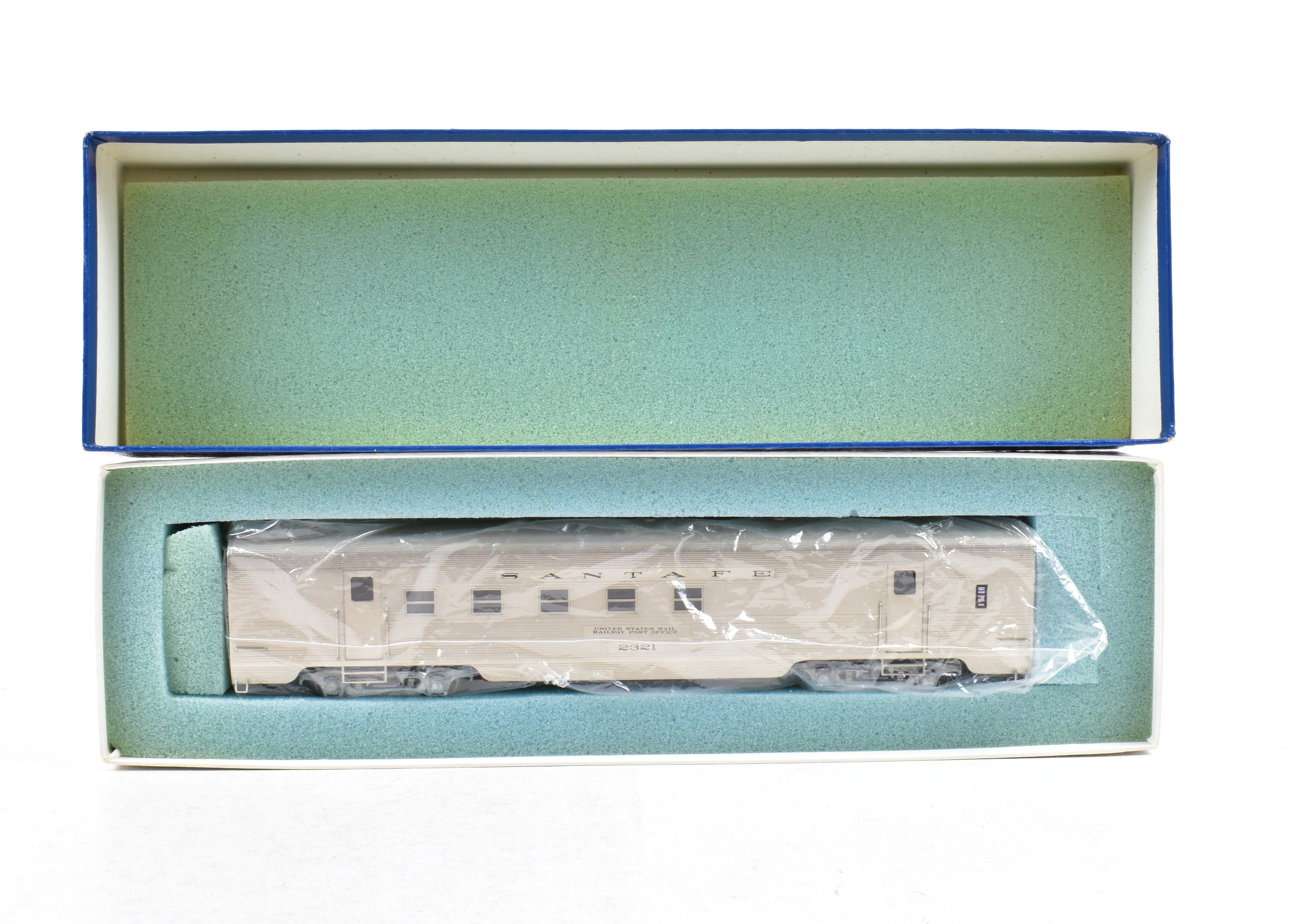 HO Brass Lambert ATSF - Santa Fe 60' Streamlined RPO Car w/ Central Valley Trucks