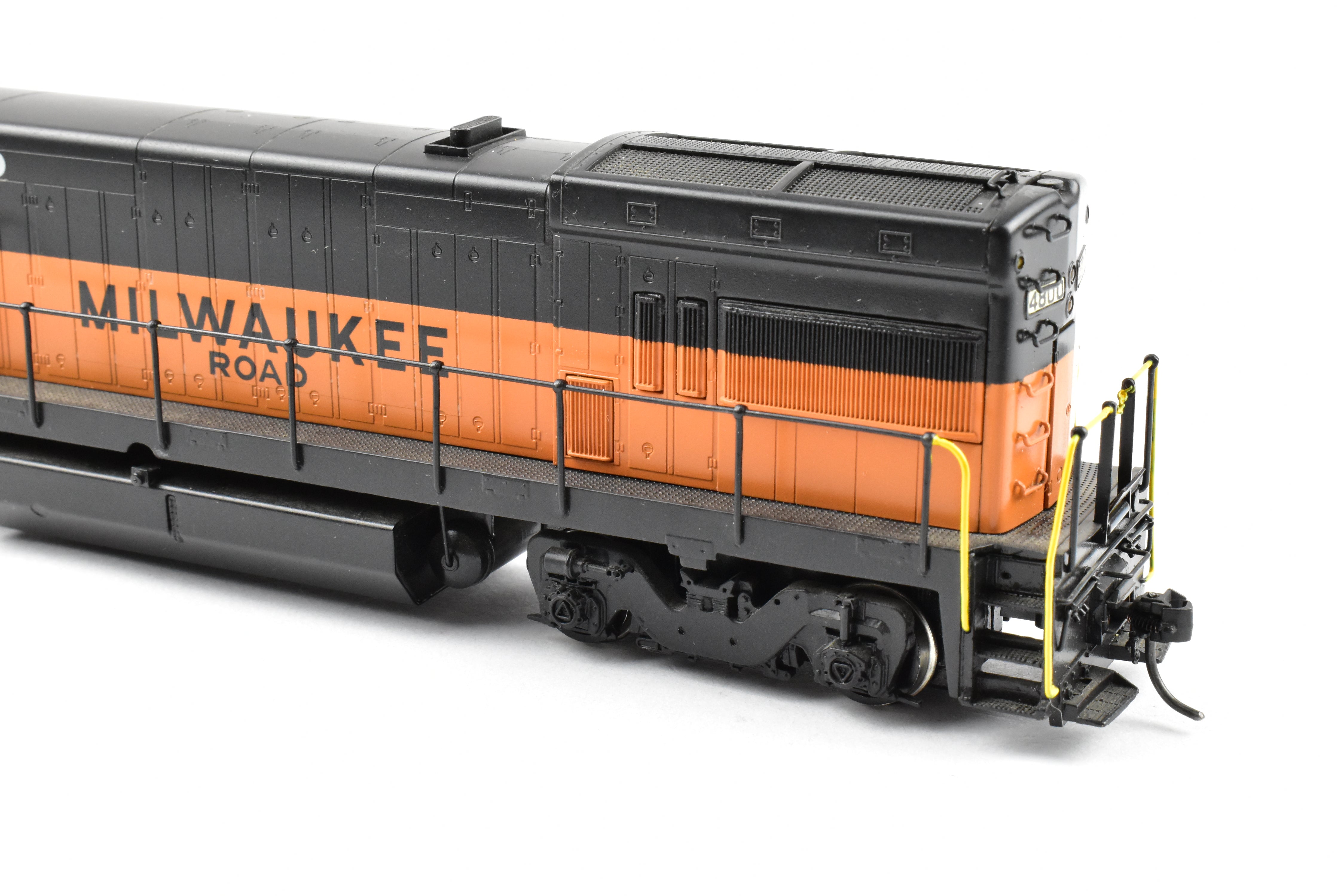 HO Scale Brass Model of Oriental Limited MILW - Milwaukee Road GE U - 23B 2300 HP Low Hood Locomotive With FB - 2 Trucks and CP #4800 Decoration