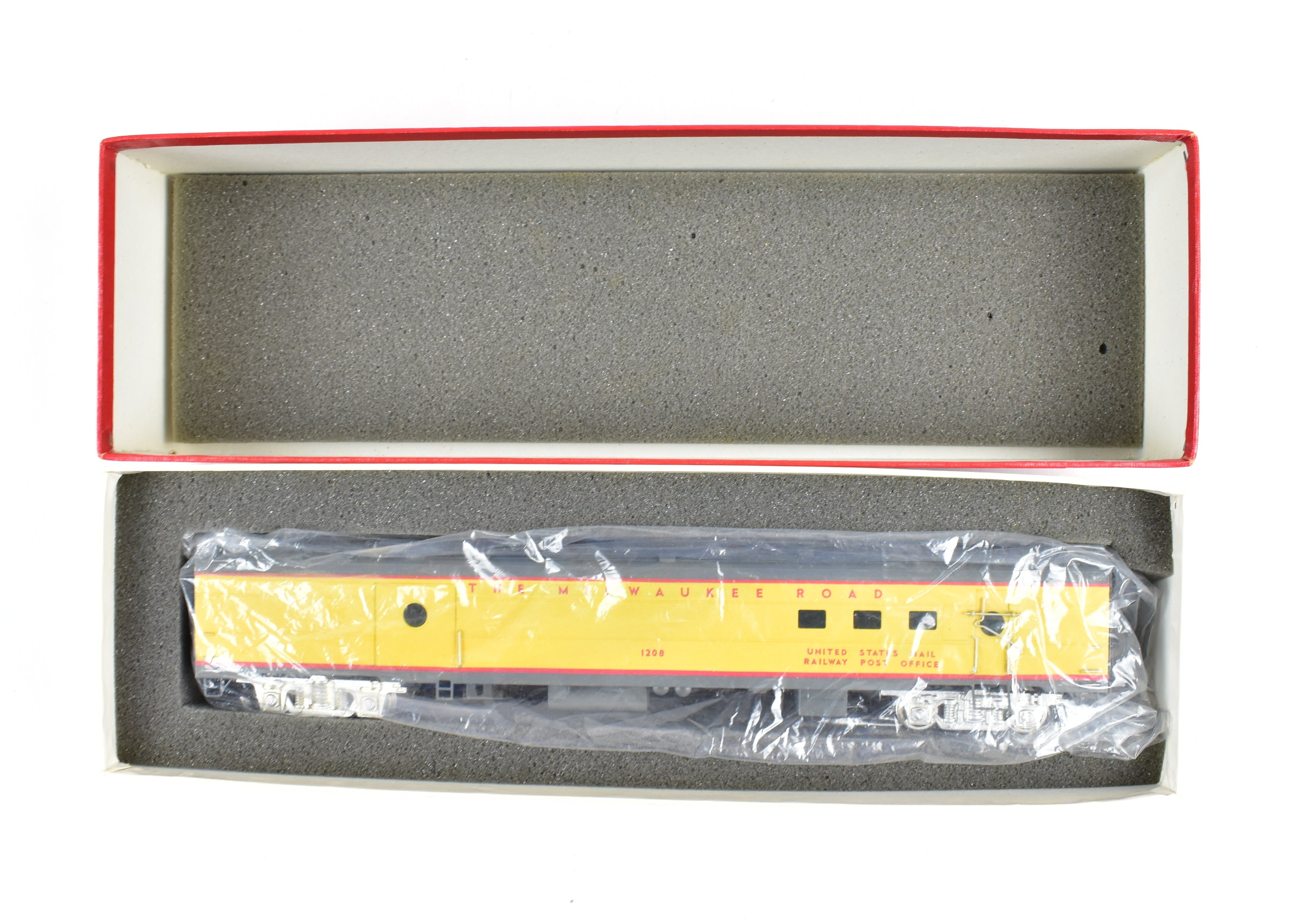 High - Quality HO Scale Brass Soho Milwaukee Road #1208 Baggage - RPO Model with Custom Painted Armour Yellow and Gray Finish