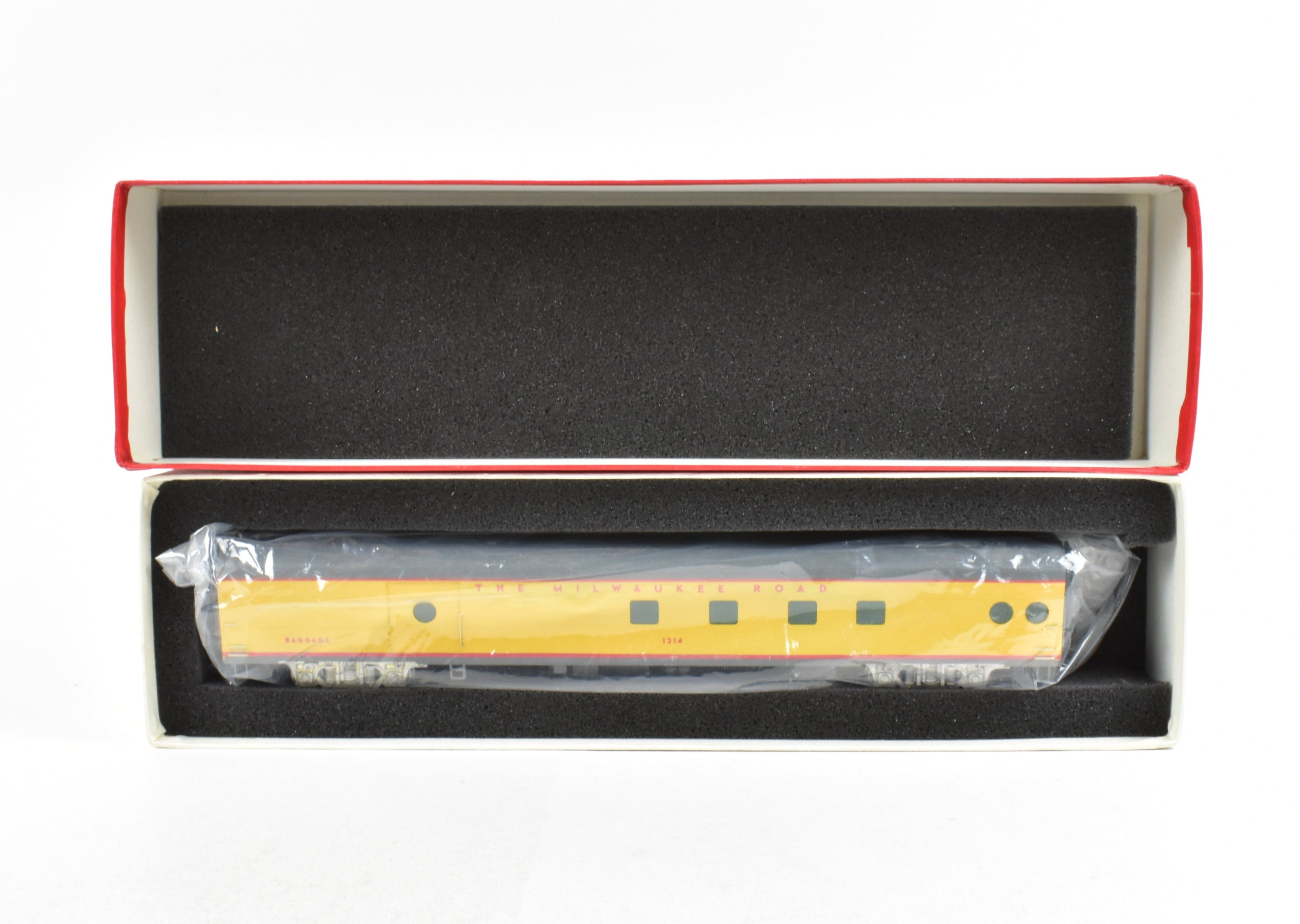 High - Quality HO Scale Brass Soho Milwaukee Road #1314 Custom - Painted Baggage - Dorm Model Train Car