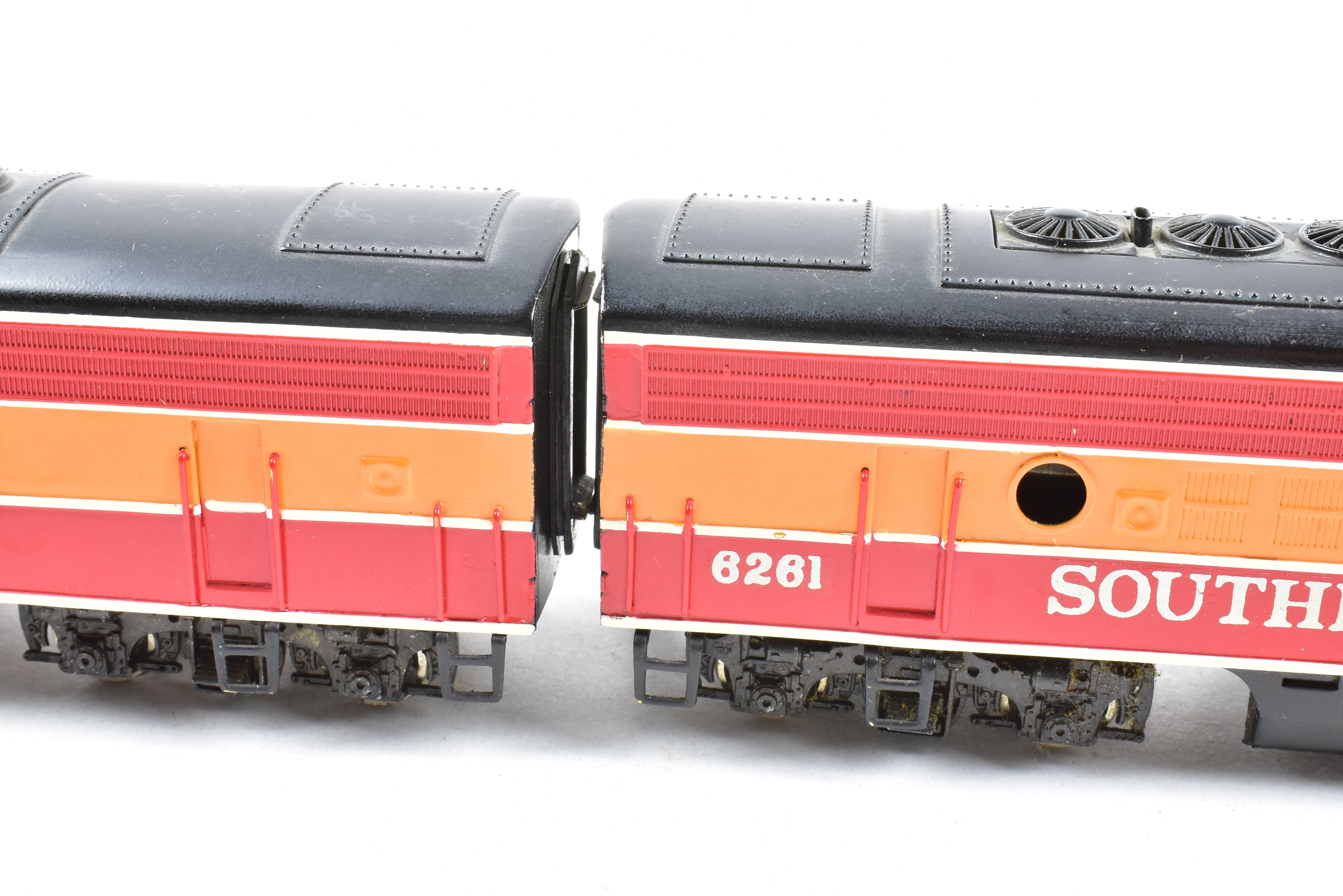 HO Scale Brass Tenshodo SP EMD F9 A/B Factory-Painted Pair from 1960s