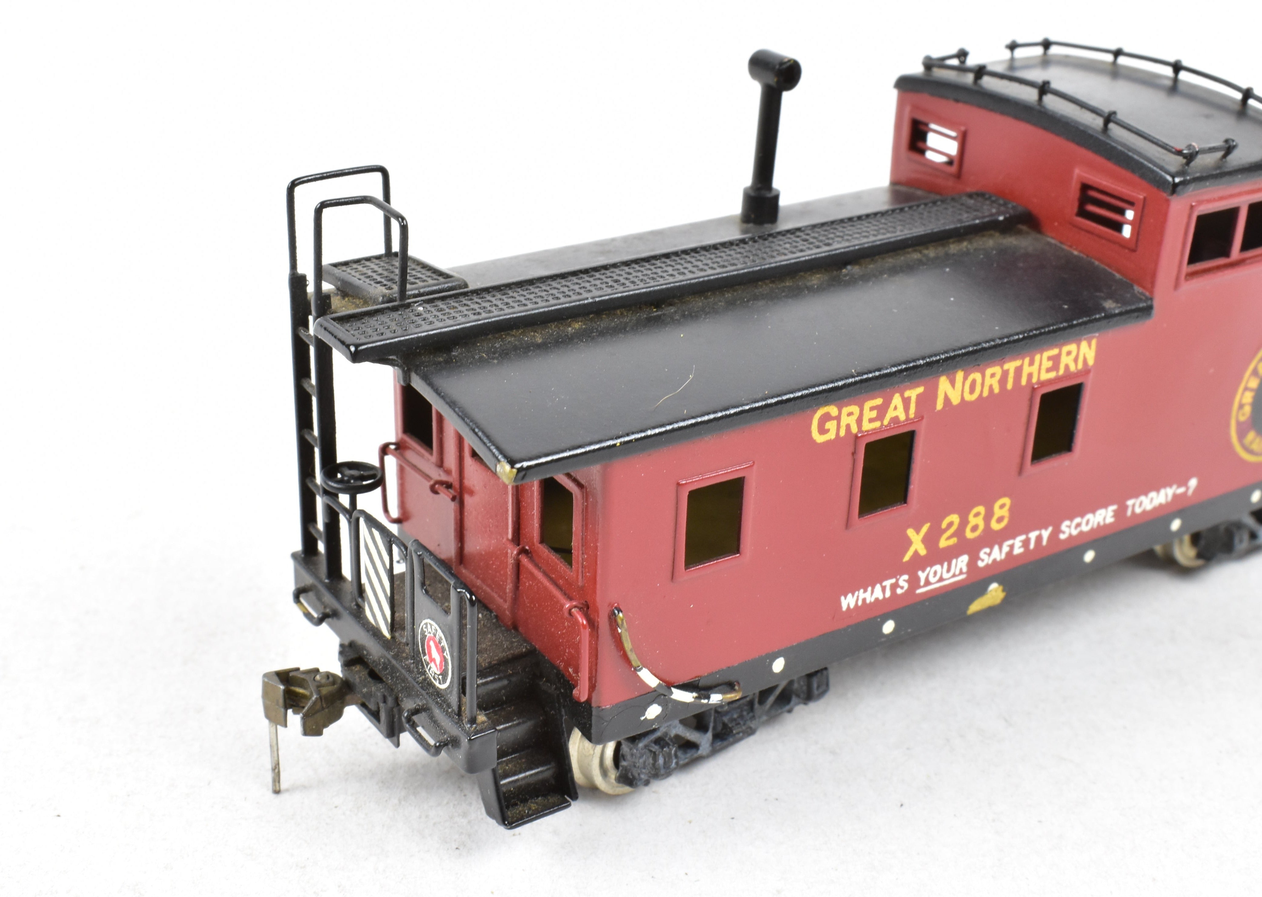 HO Scale Brass PFM - Tenshodo Great Northern Steel Caboose Factory Painted in 'As - Is' Condition for Model Train Enthusiasts