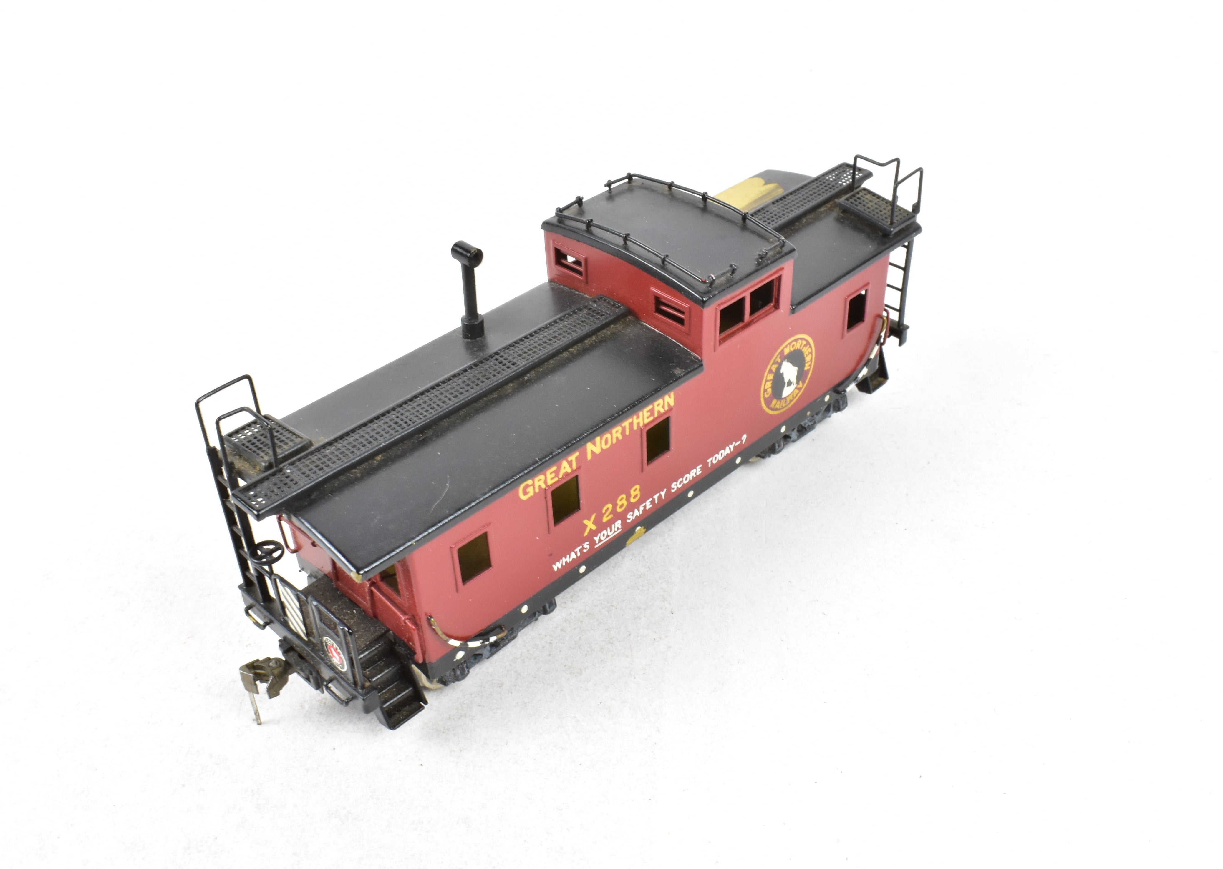 HO Scale Brass PFM - Tenshodo Great Northern Steel Caboose Factory Painted in 'As - Is' Condition for Model Train Enthusiasts