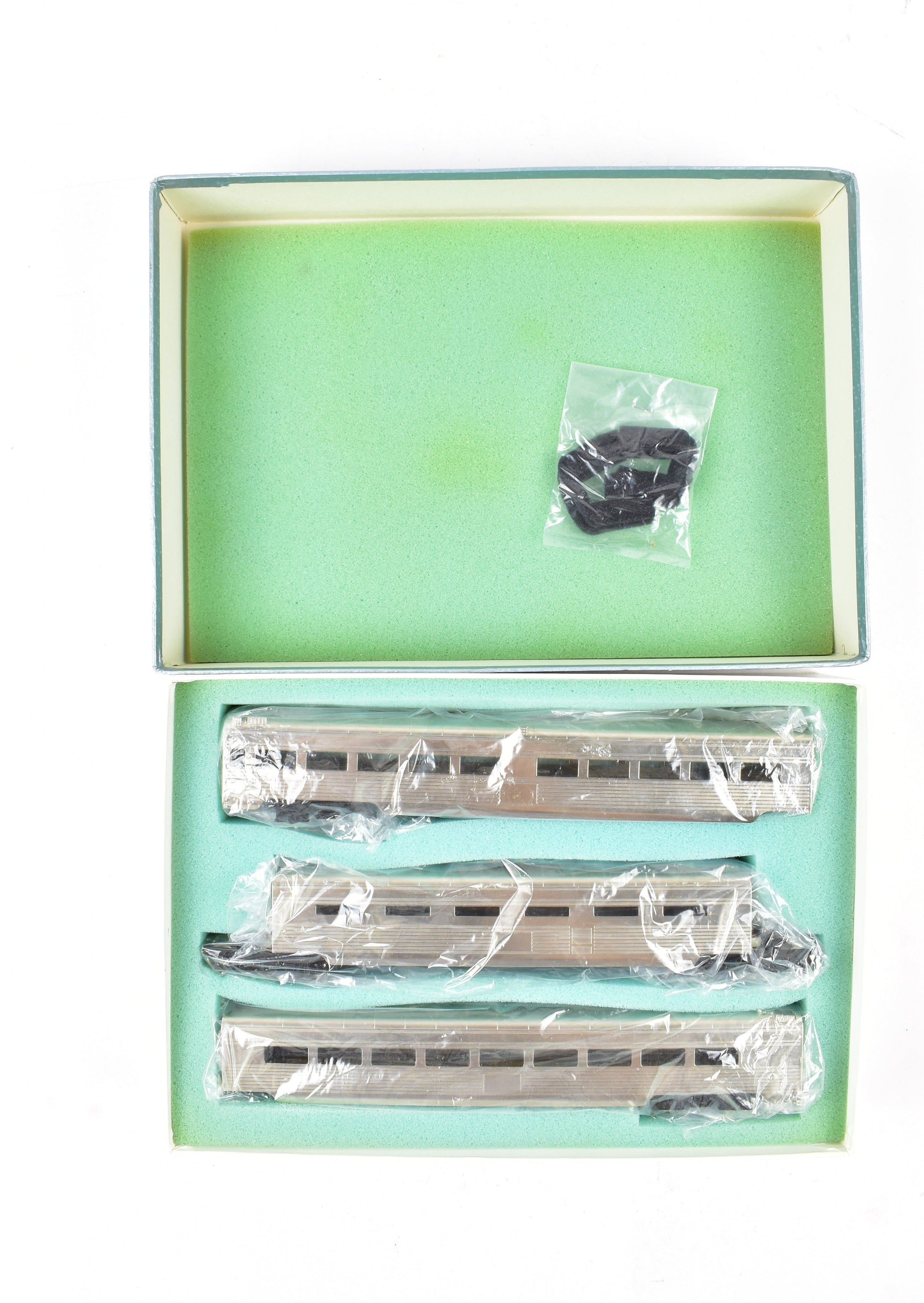 HO Scale Brass Model Train - Southern Pacific 204-Foot Three-Unit Articulated Diner with Corrugated Sides by Brass Soho