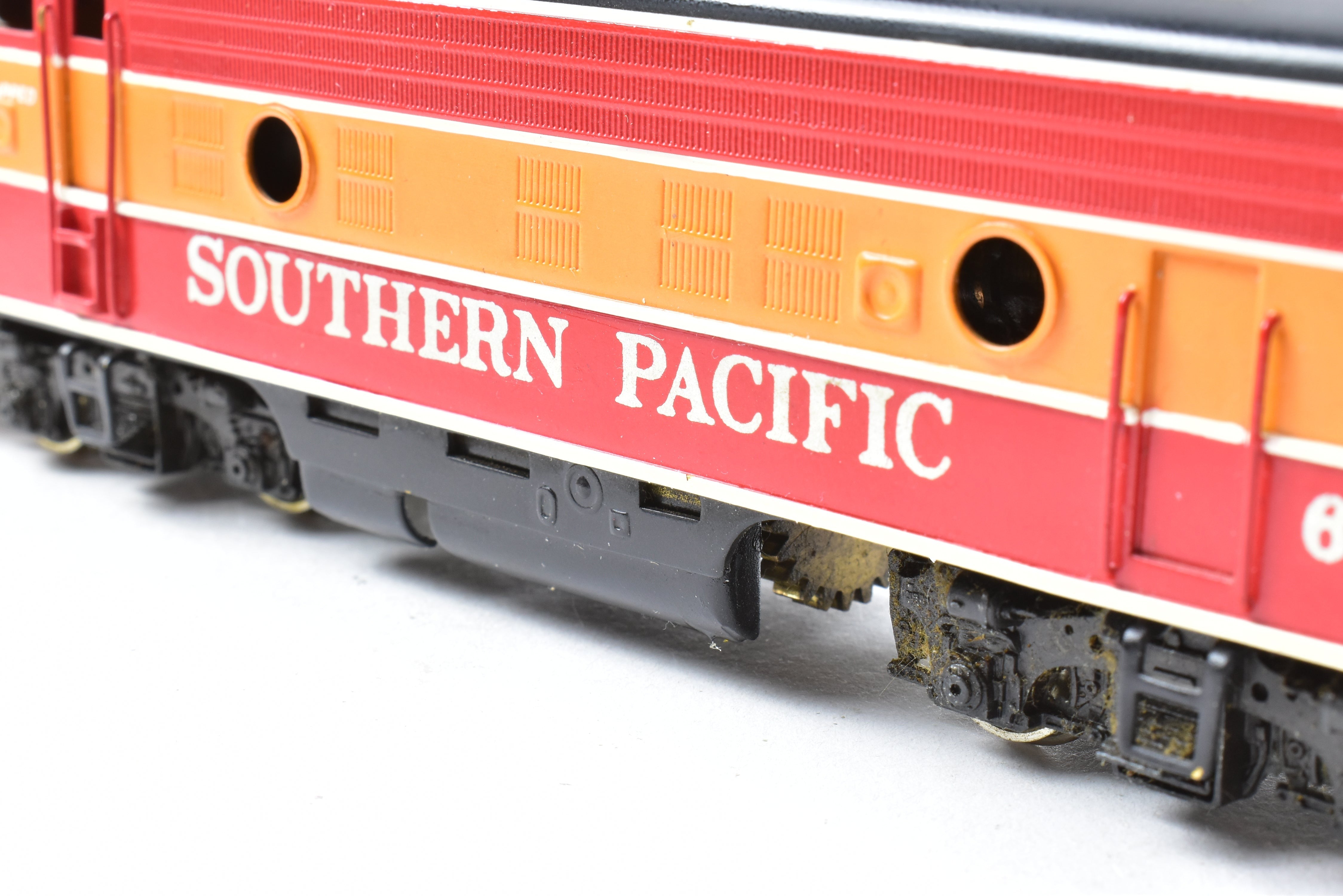 HO Scale Brass Tenshodo SP EMD F9 A/B Factory-Painted Pair from 1960s