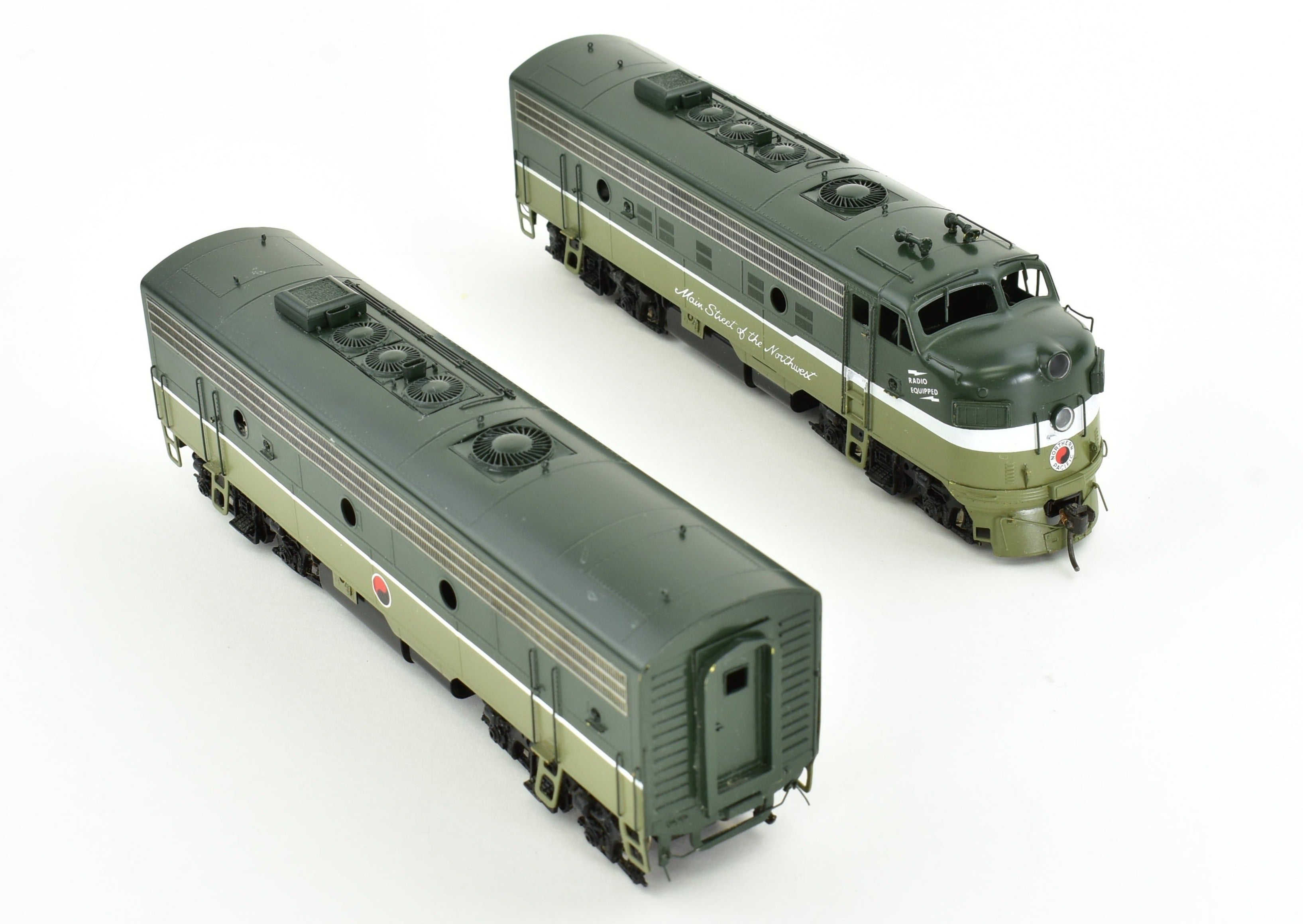 HO Scale Brass Oriental Limited NP EMD F9A/F9B Set with 1750 HP Factory Paint