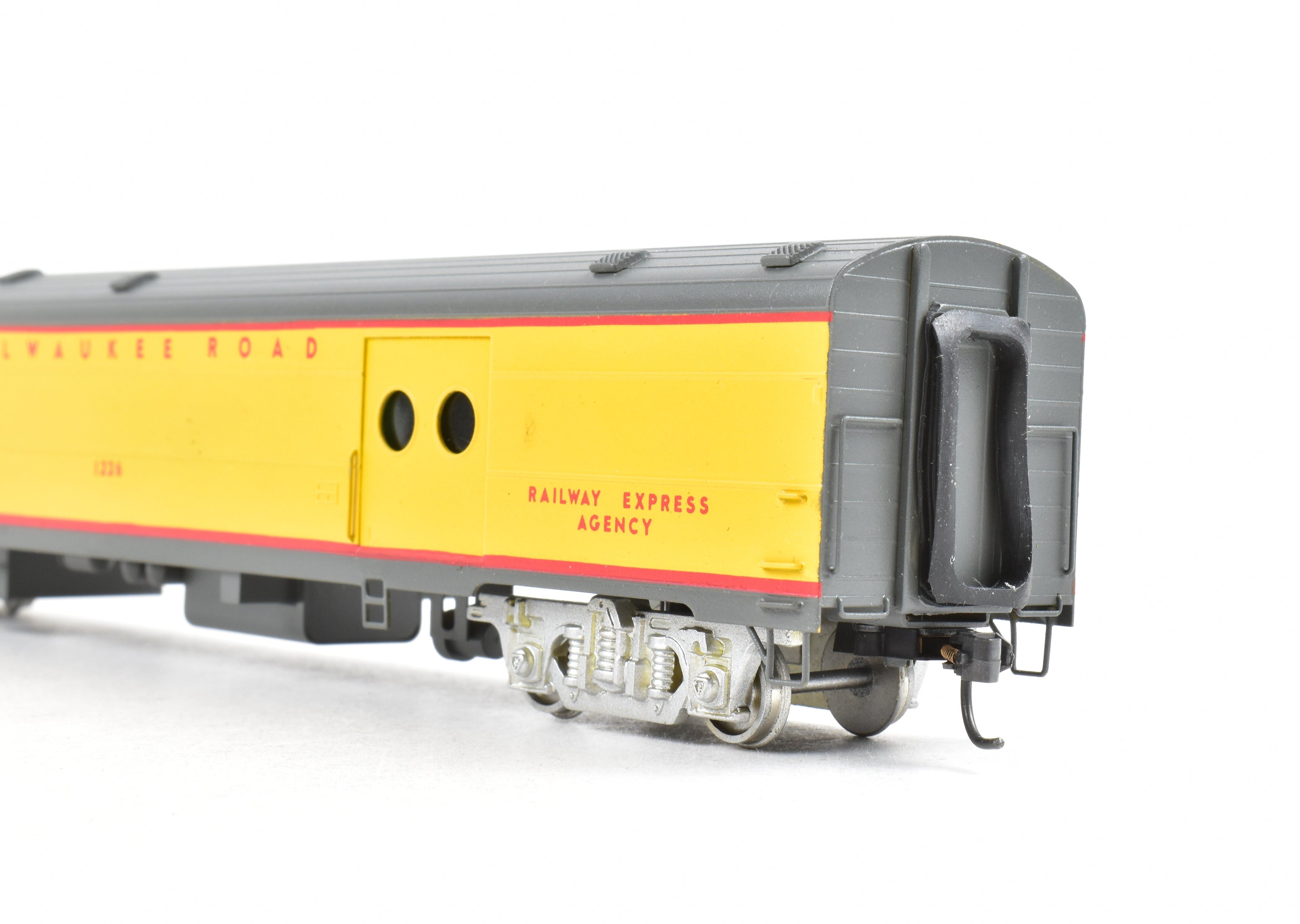 Custom Painted HO Brass Soho Milwaukee Road #1226 Baggage - RPO Model