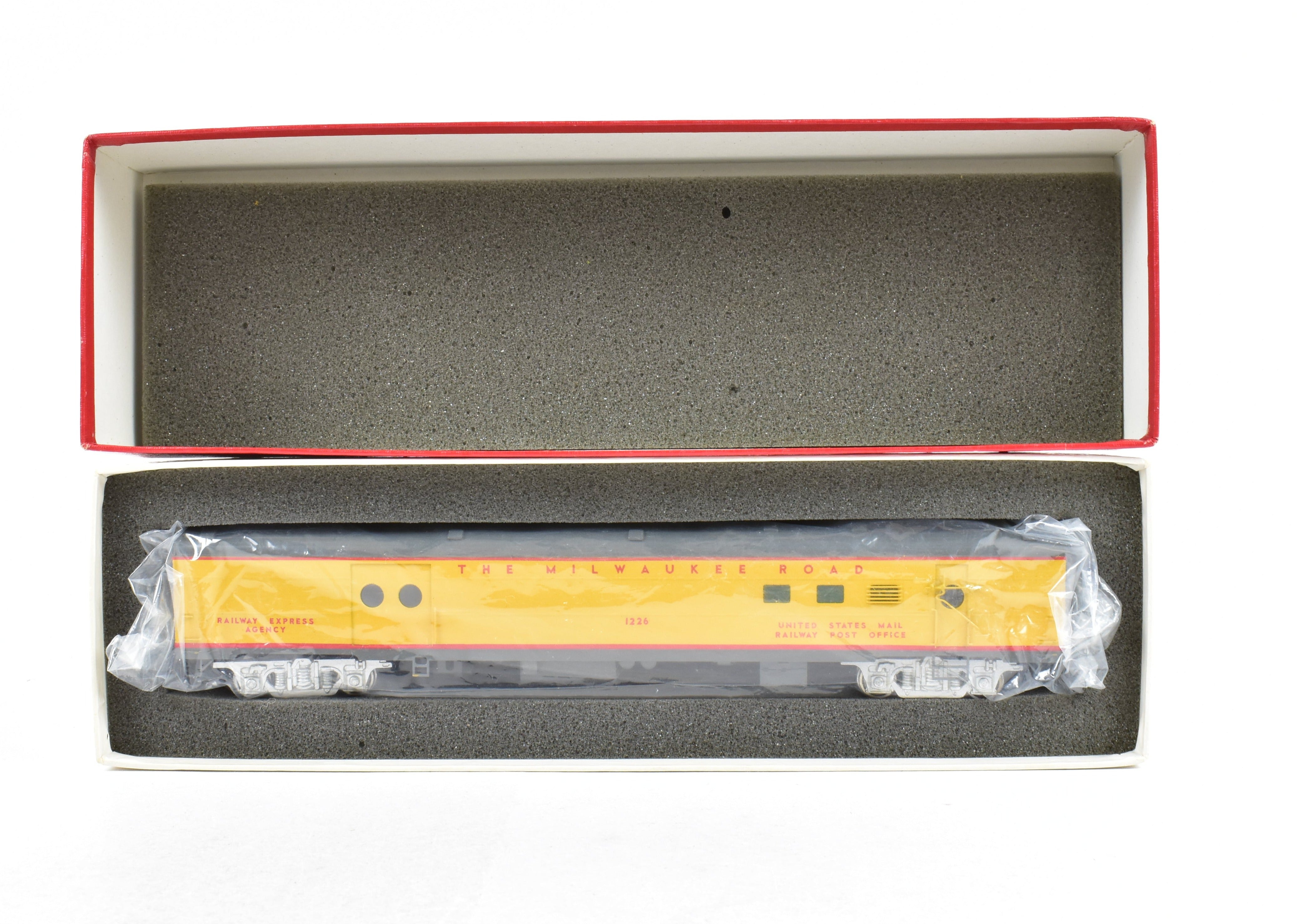 Custom Painted HO Brass Soho Milwaukee Road #1226 Baggage - RPO Model