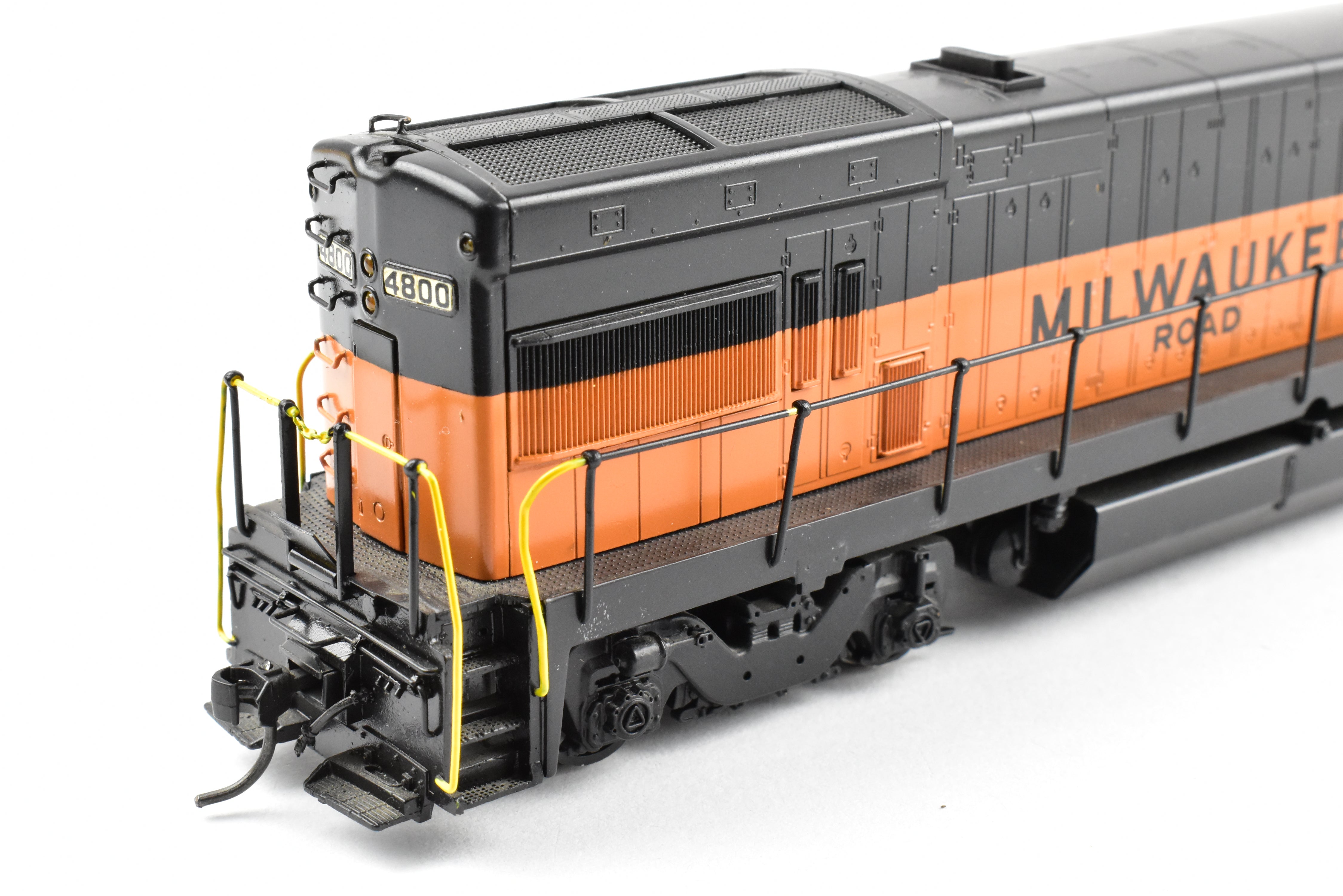 HO Scale Brass Model of Oriental Limited MILW - Milwaukee Road GE U - 23B 2300 HP Low Hood Locomotive With FB - 2 Trucks and CP #4800 Decoration