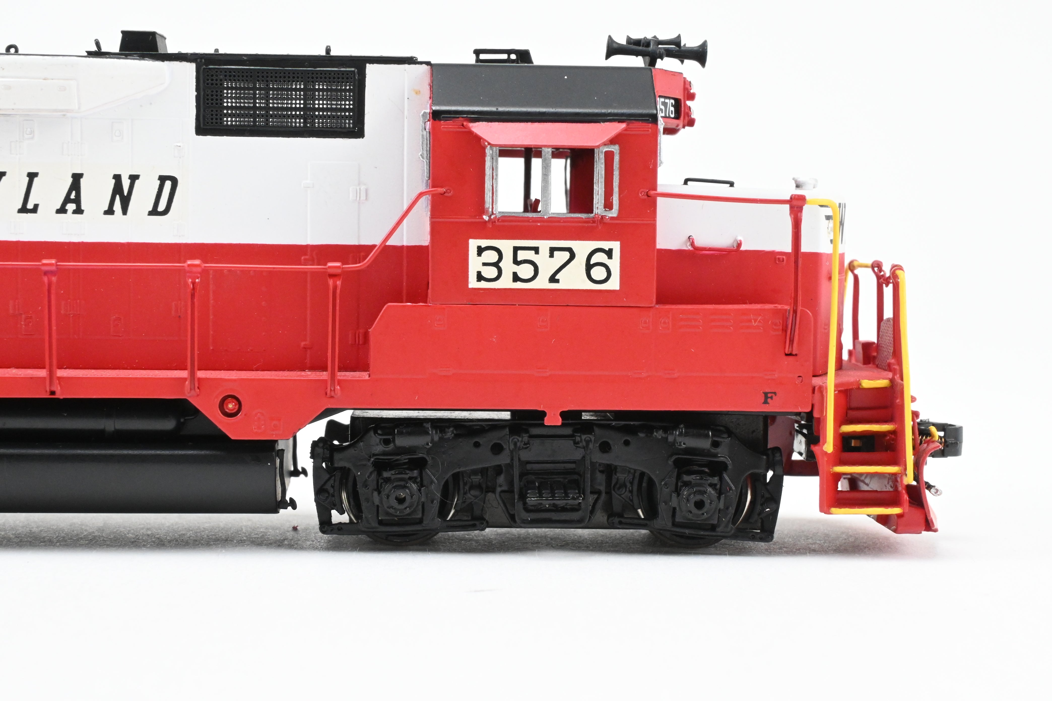 HO Scale Brass Model Train - Western Maryland EMD GP35 2500HP Low Hood Freight Locomotive No. 3576 by Oriental Limited