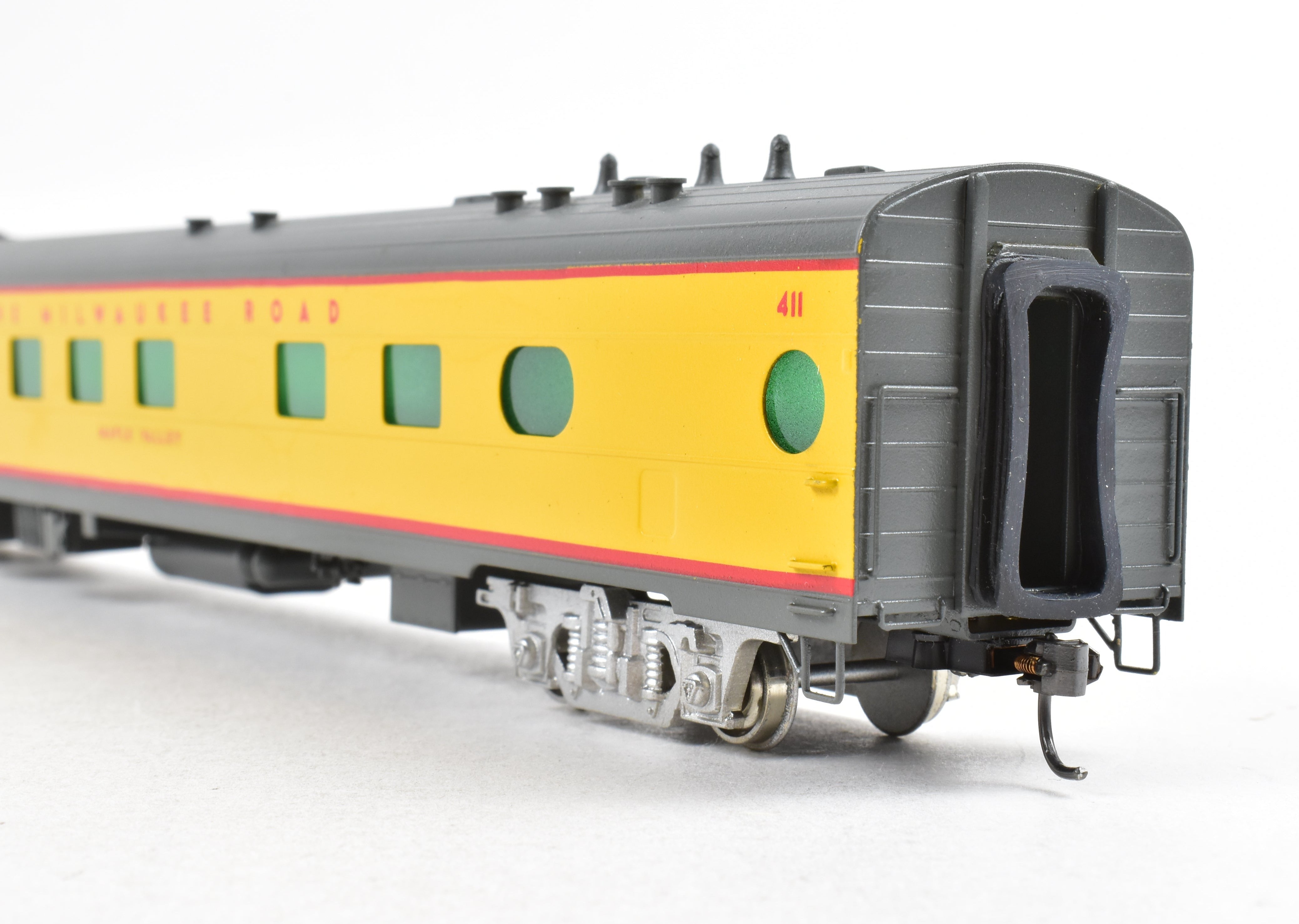 Custom Painted HO Brass Soho Milwaukee Road #411 Diner in UP Streamliner Colors