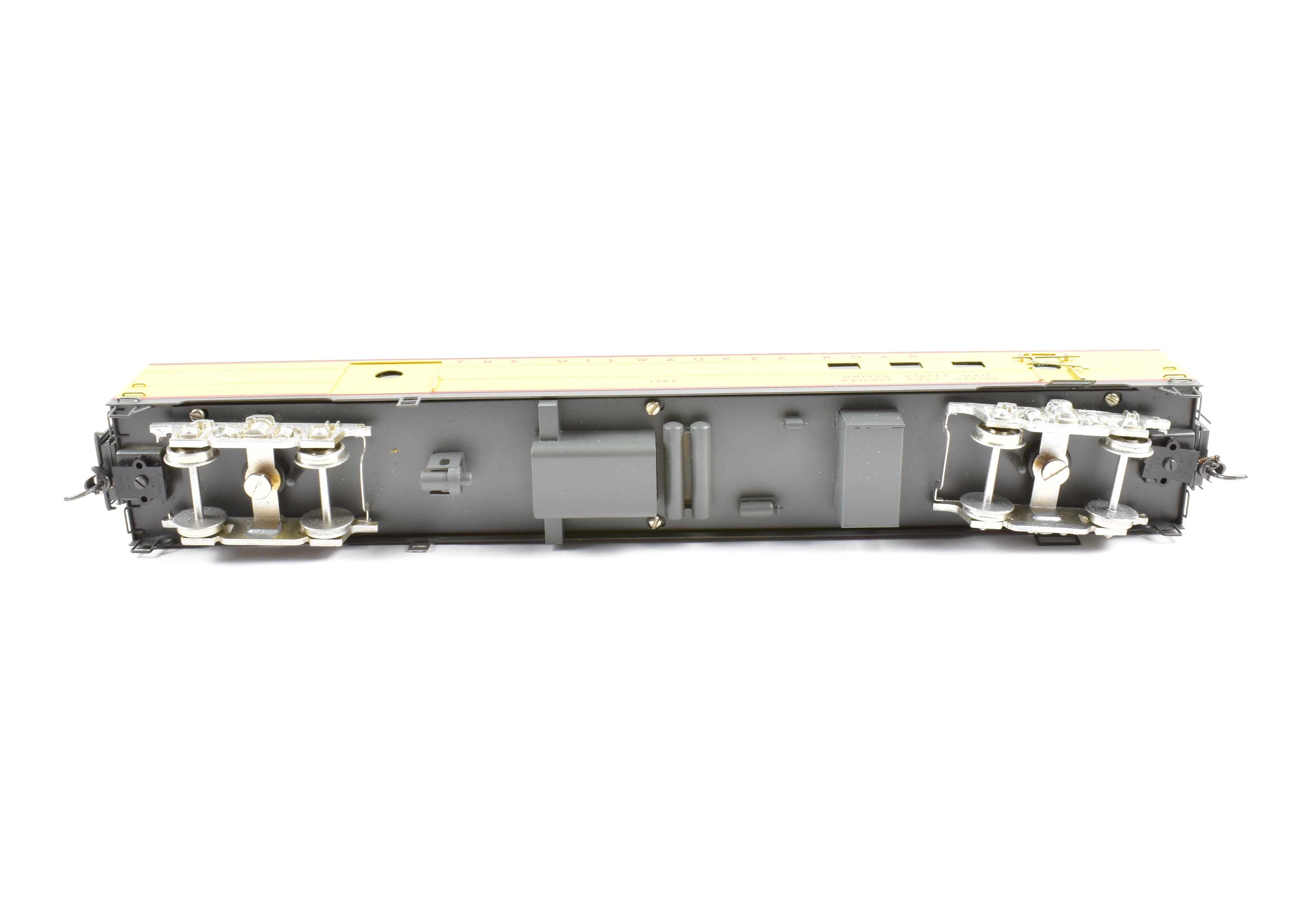 High - Quality HO Scale Brass Soho Milwaukee Road #1208 Baggage - RPO Model with Custom Painted Armour Yellow and Gray Finish