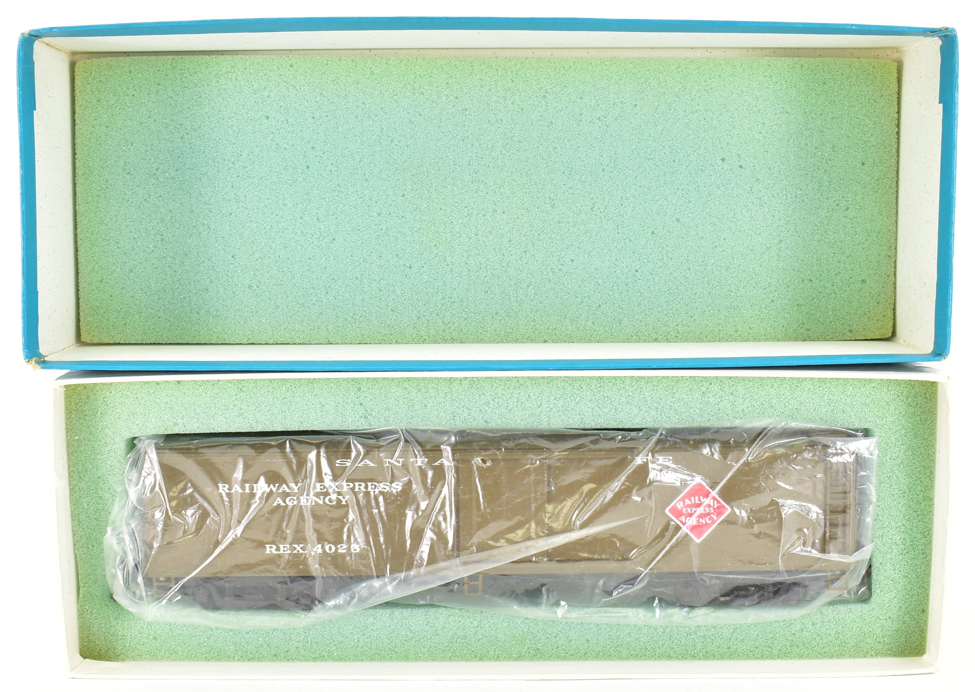 High - Quality HO Scale Brass Lambert Railway Express Agency ATSF Santa Fe Express Reefer with Custom Painted Finish