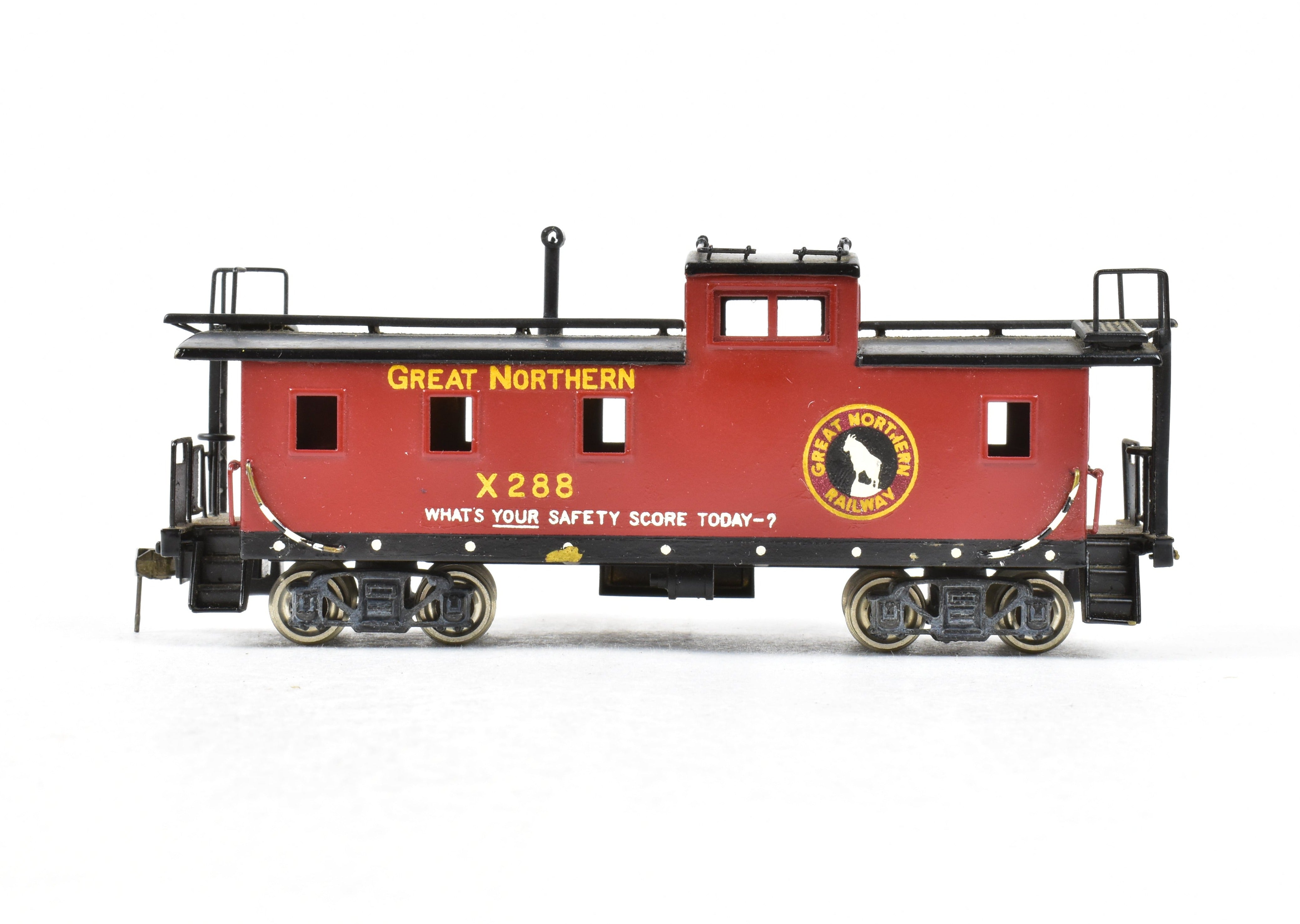 HO Scale Brass PFM - Tenshodo Great Northern Steel Caboose Factory Painted in 'As - Is' Condition for Model Train Enthusiasts