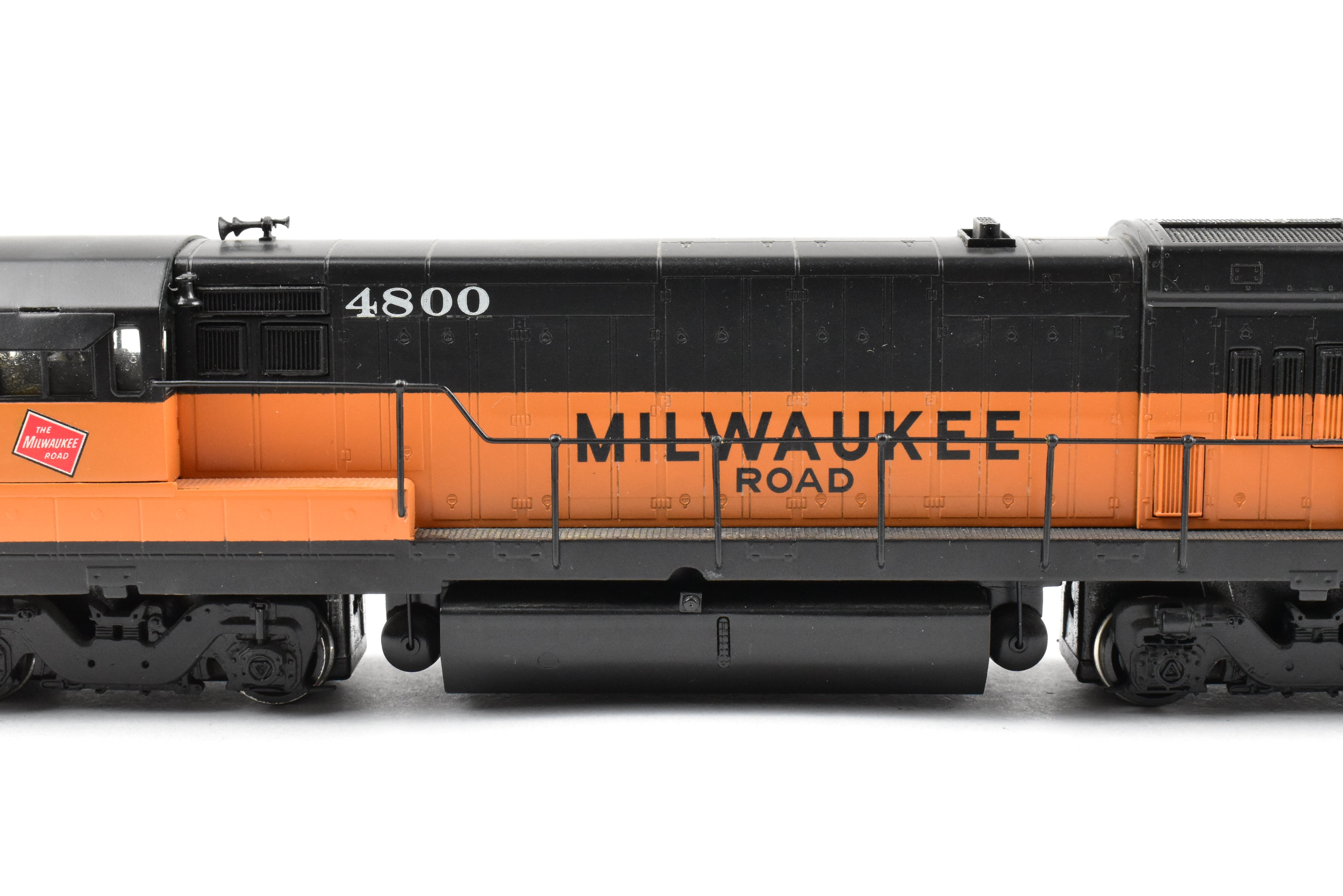 HO Scale Brass Model of Oriental Limited MILW - Milwaukee Road GE U - 23B 2300 HP Low Hood Locomotive With FB - 2 Trucks and CP #4800 Decoration