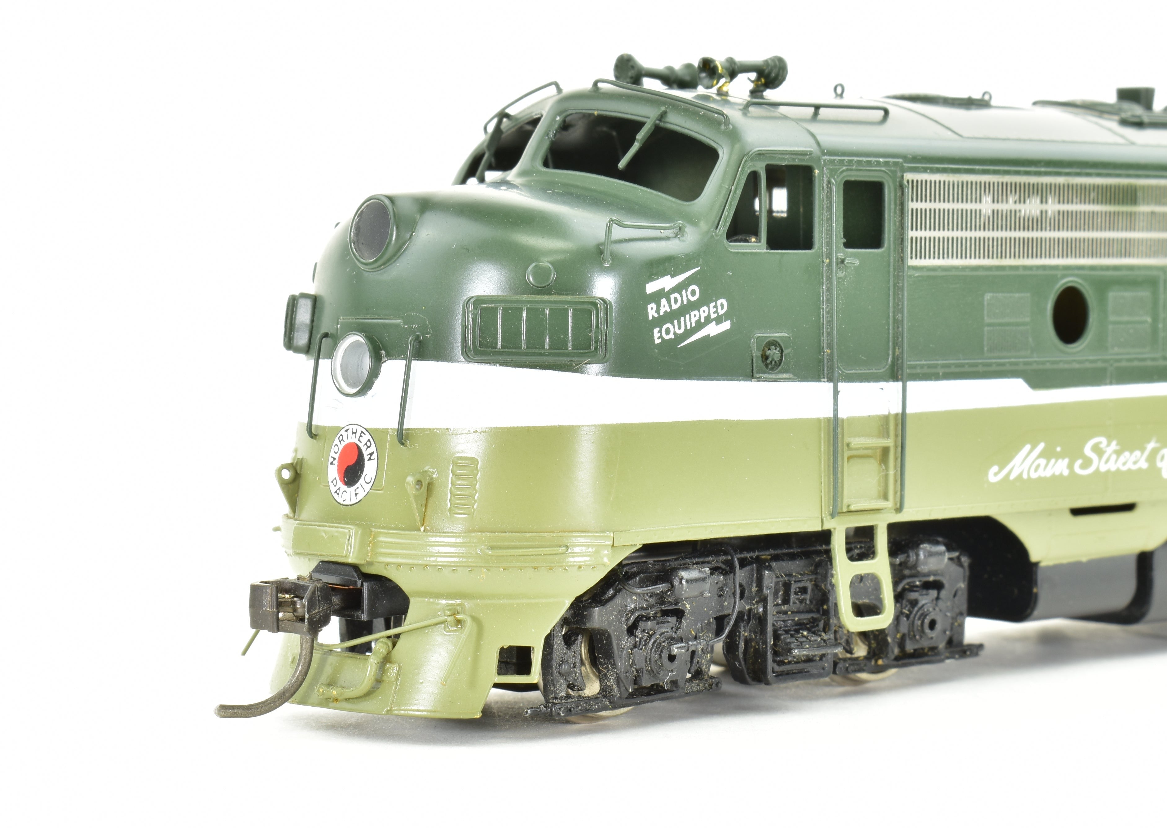 HO Scale Brass Oriental Limited NP EMD F9A/F9B Set with 1750 HP Factory Paint