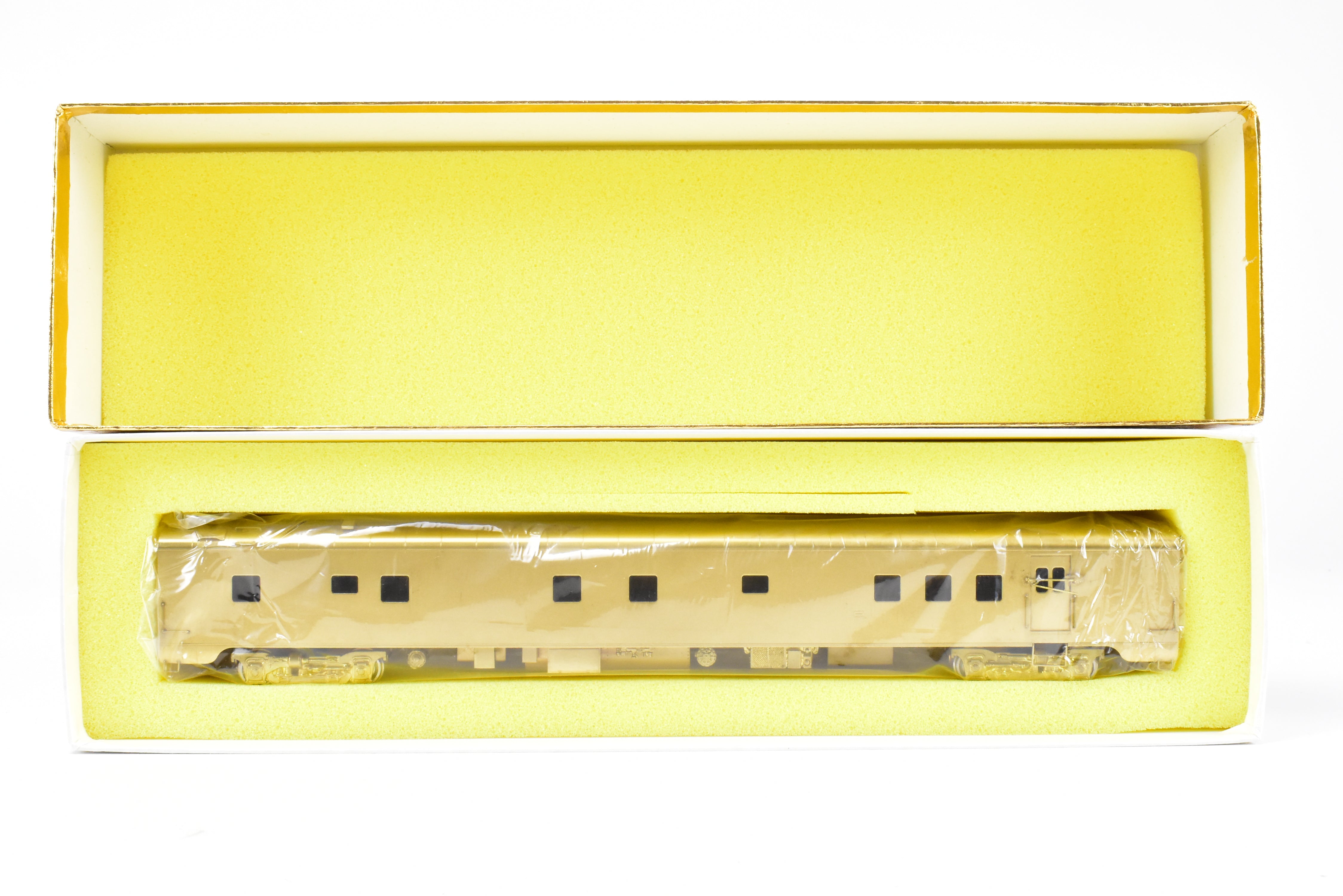 HO Scale Brass Oriental Limited NP - Northern Pacific North Coast Limited Mail - Dormitory Car #425 without Skirts (Model Train Car)