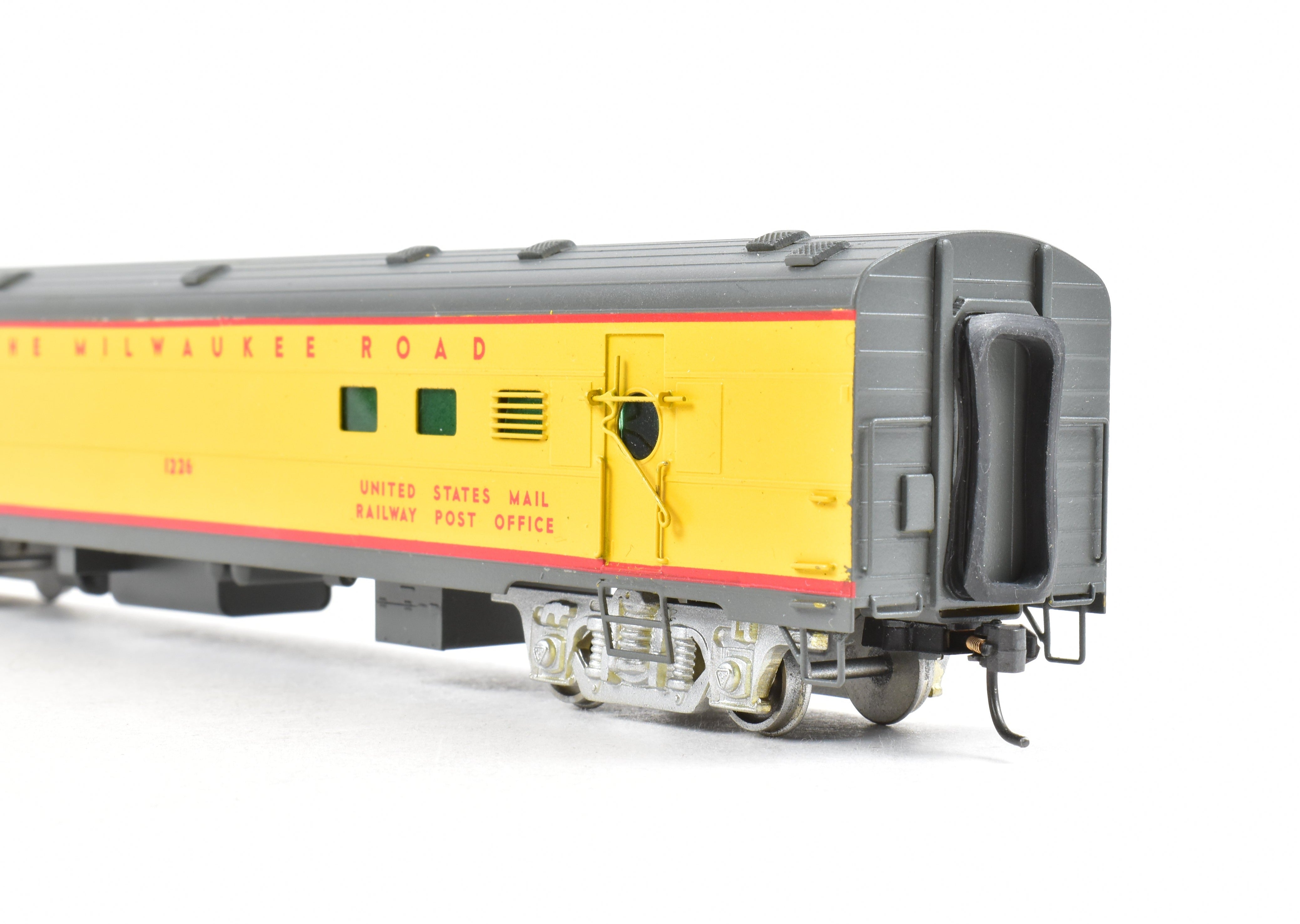 Custom Painted HO Brass Soho Milwaukee Road #1226 Baggage - RPO Model