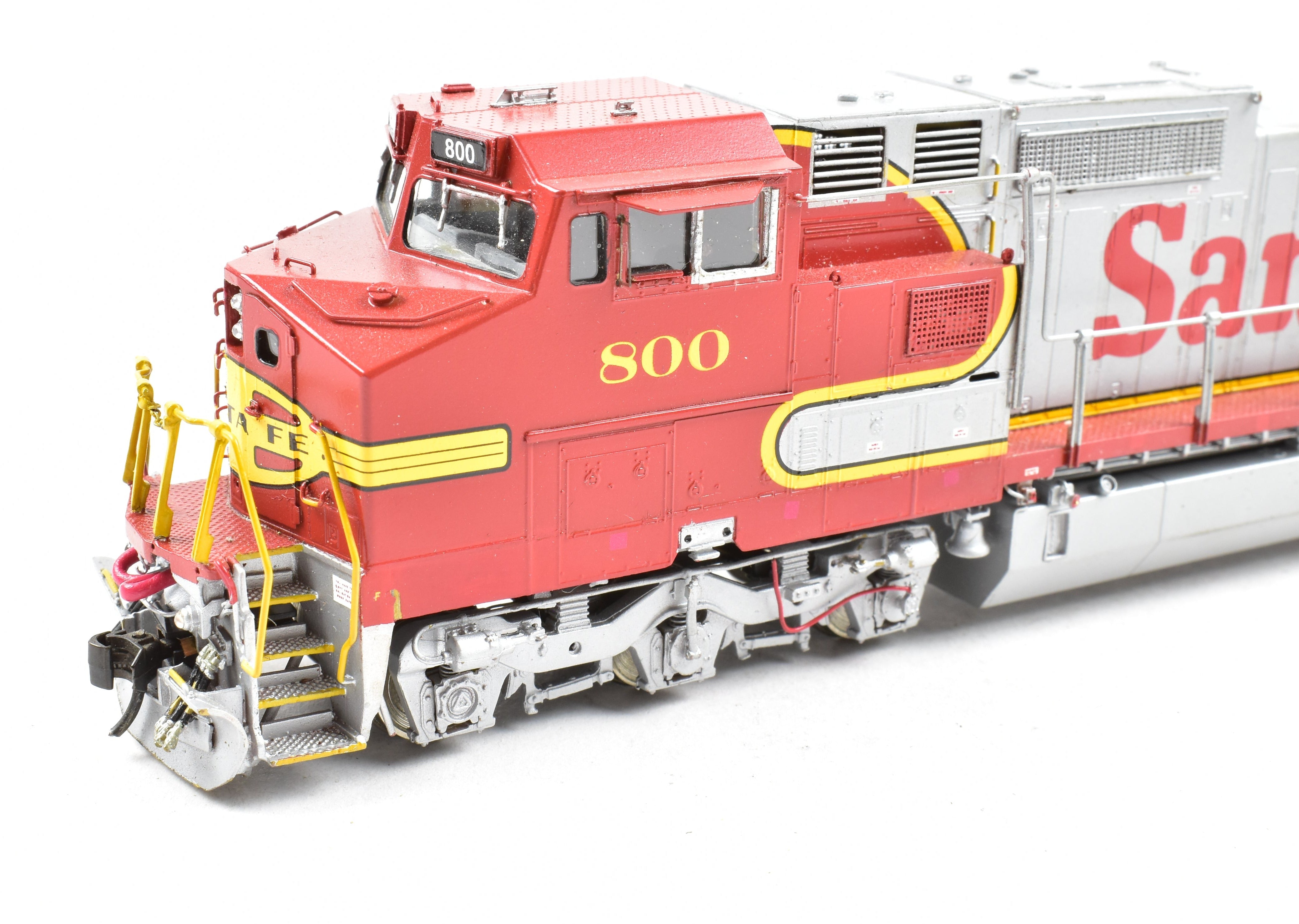 HO Scale Brass Model Train - Overland Models Inc. (OMI) AT&SF - Santa Fe Dash 8 - 40CW Gullwing Cab Locomotive with Custom Painting