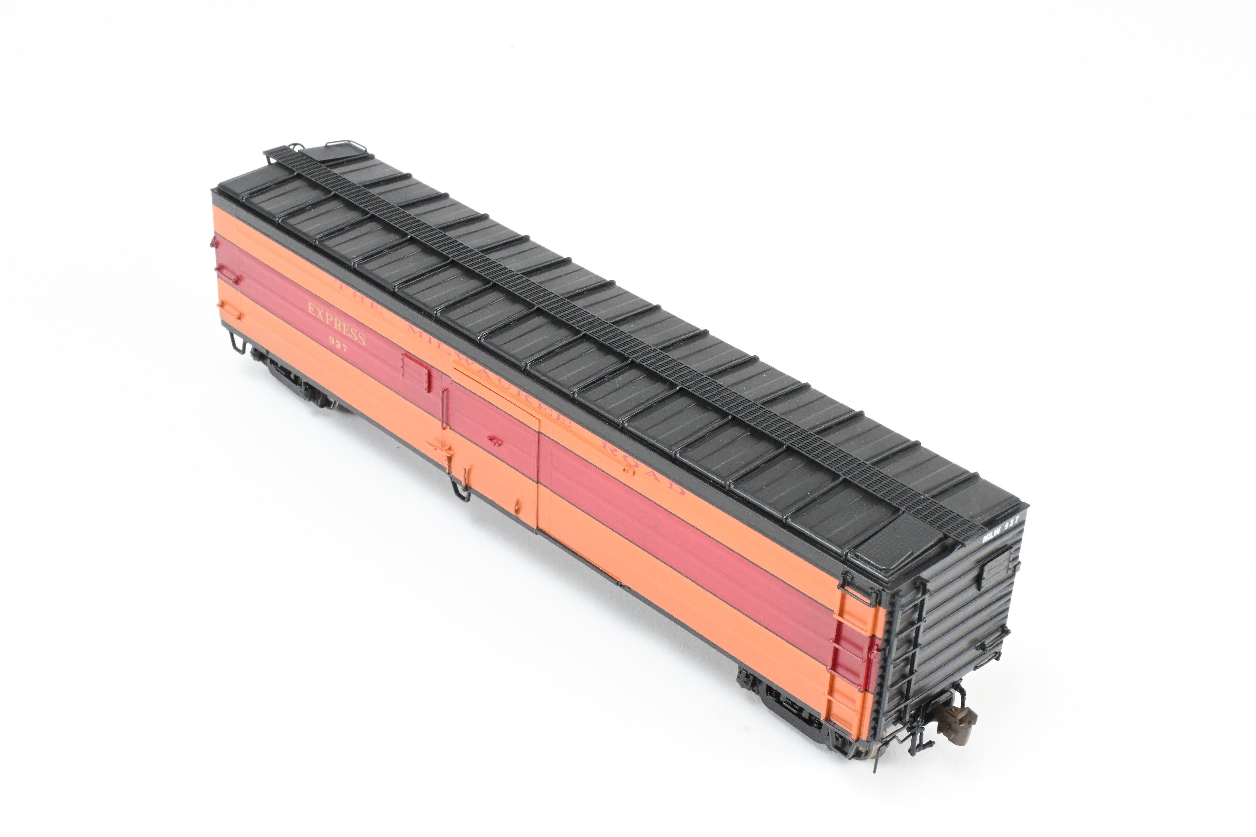 HO Scale Brass Model Railway Classics Milwaukee Road (MILW) 50-Foot Passenger Express Boxcar Factory Painted in 1952 Hiawatha Scheme with Road Number #937