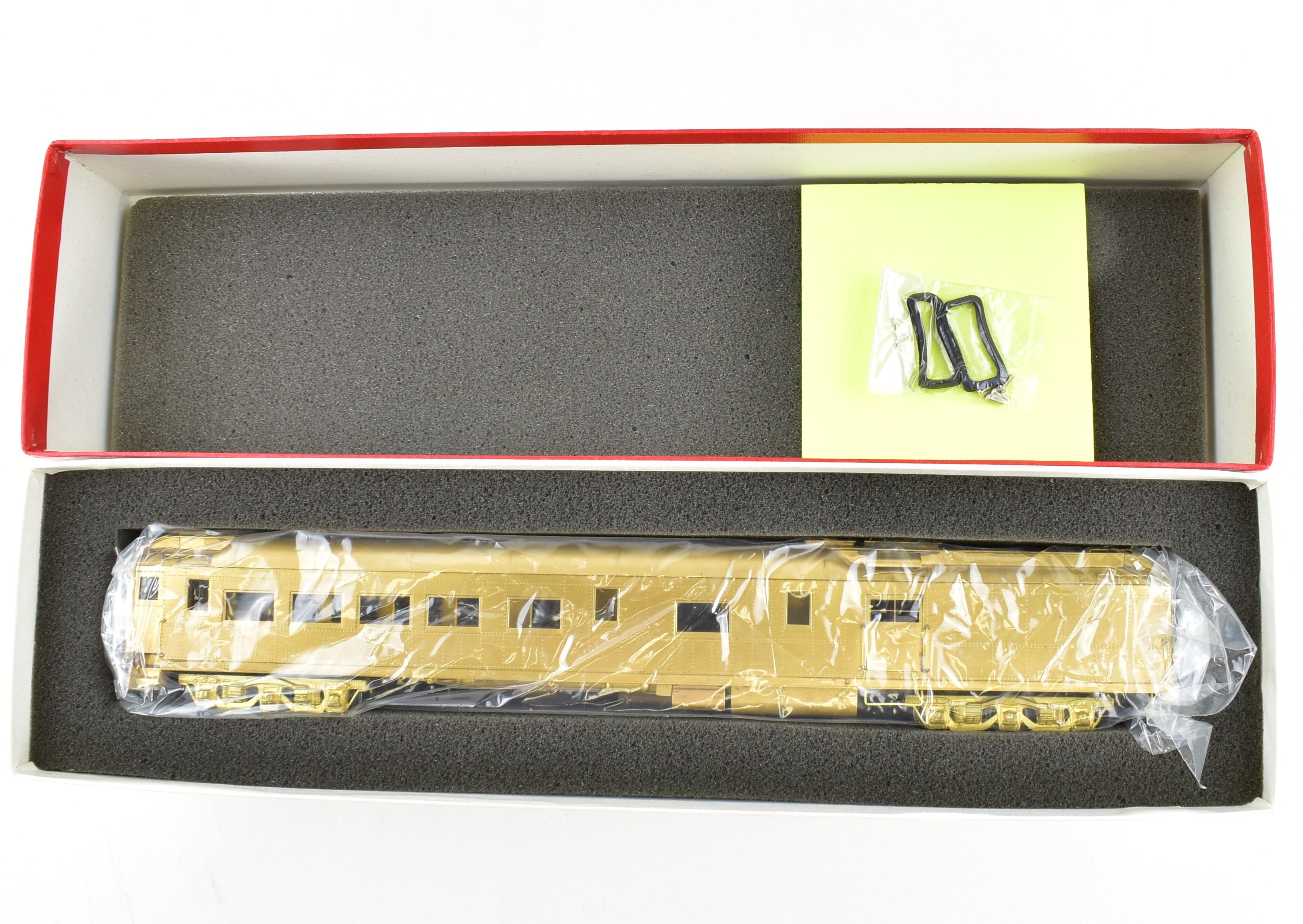 HO Scale Brass Model of Hi - Country Brass ATSF - Santa Fe Heavyweight Baggage Lounge Car #1300