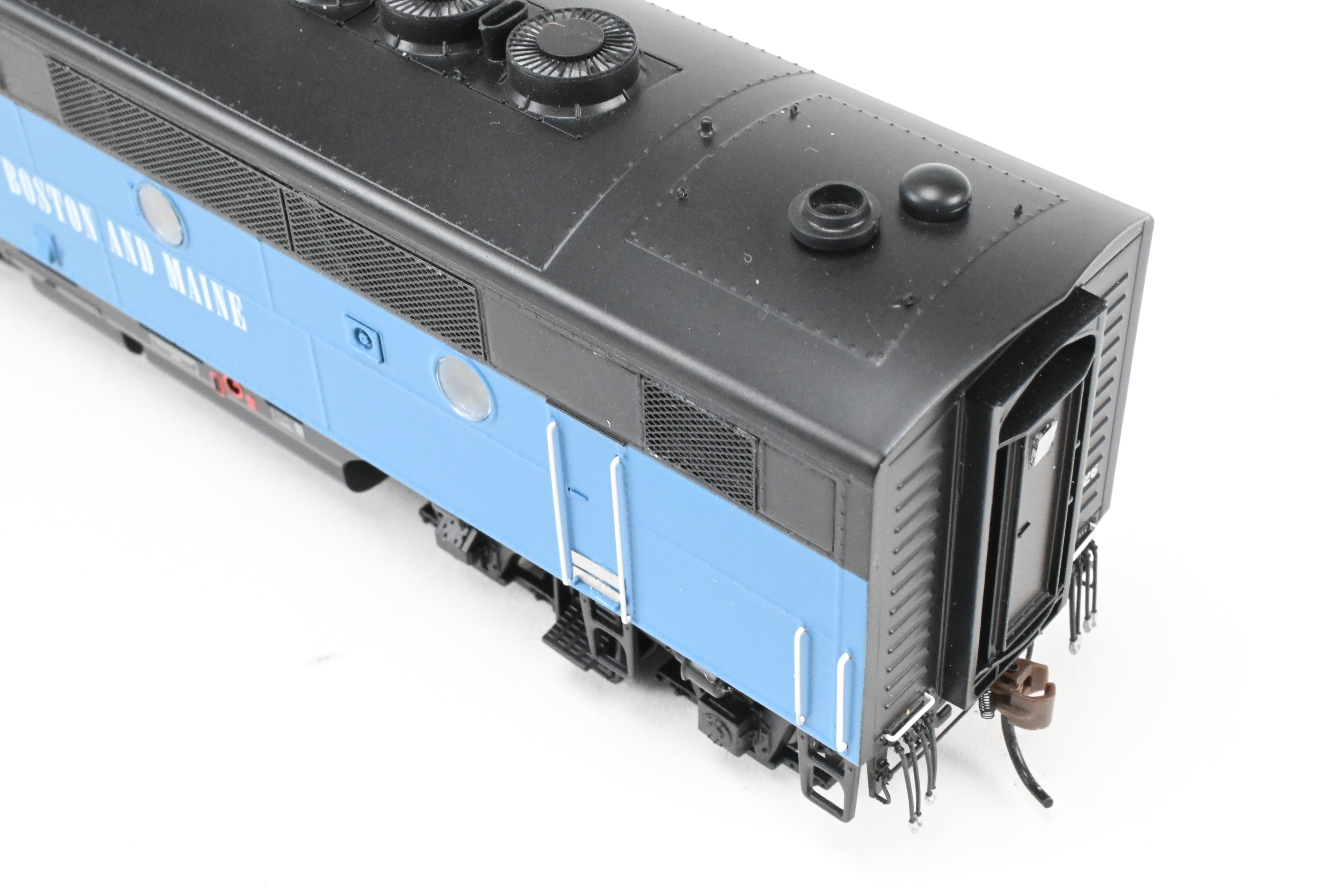 Athearn Genesis B&M Boston & Maine EMD F2-A/F2-B Passenger Set with Tsunami2 DCC & Sound
