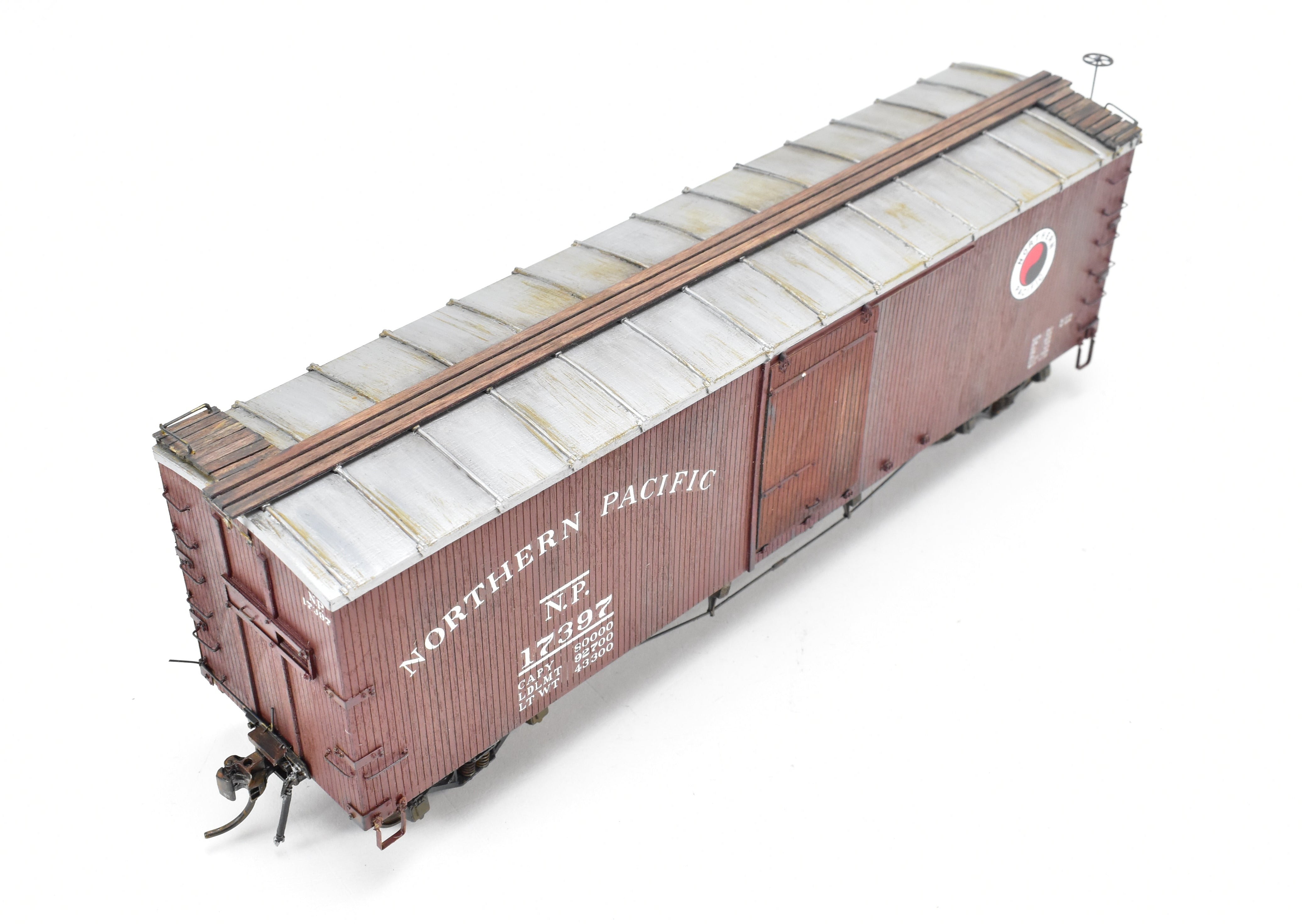 O Scale Pro - Built & Painted Northern Pacific 40' Truss Rod Boxcar Kit 403220