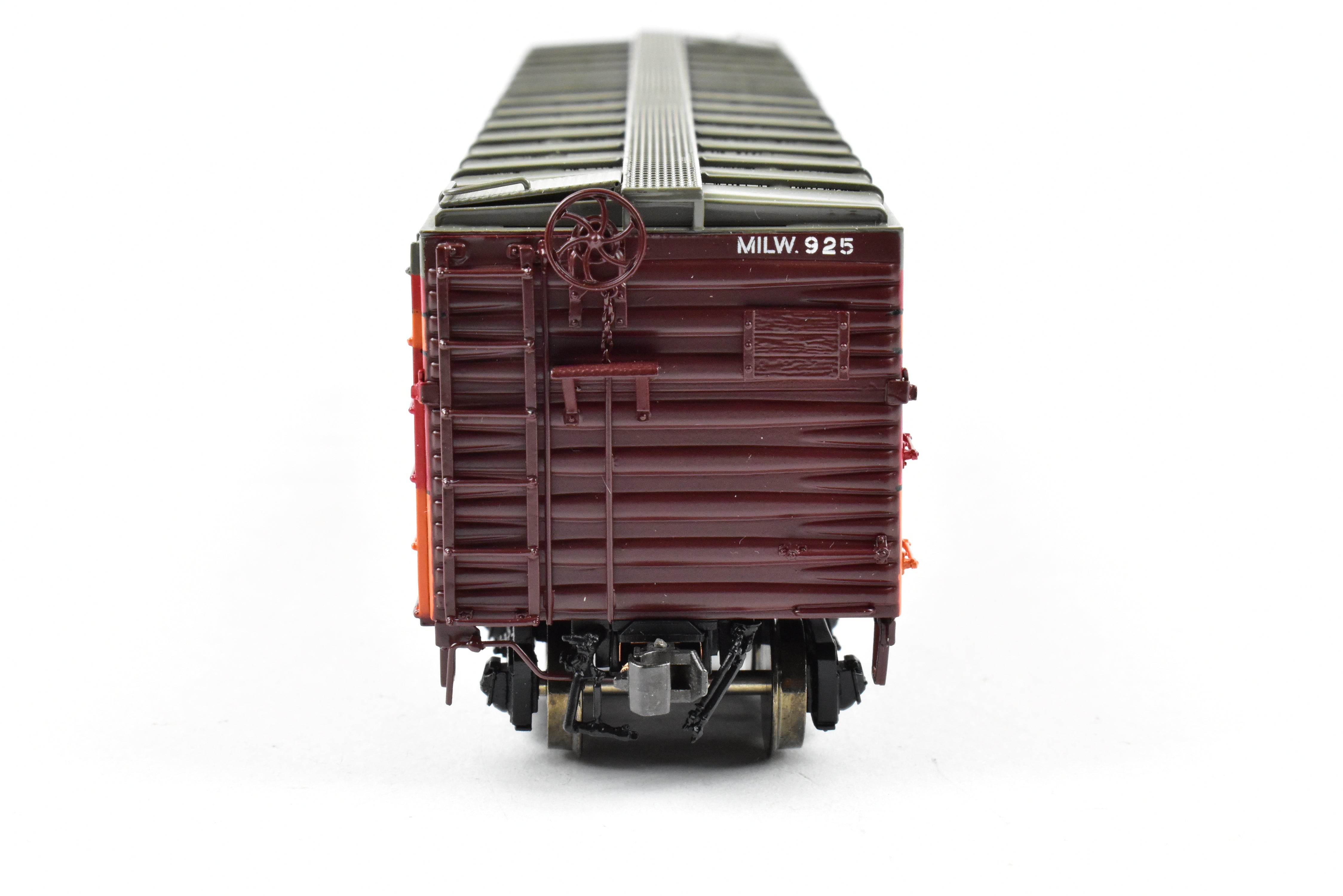 High - Quality HO Scale Brass Railway Classics MILW - Milwaukee Road 50 - Foot Passenger Express Boxcar with 1948 Factory Paint Scheme and Road Number #925