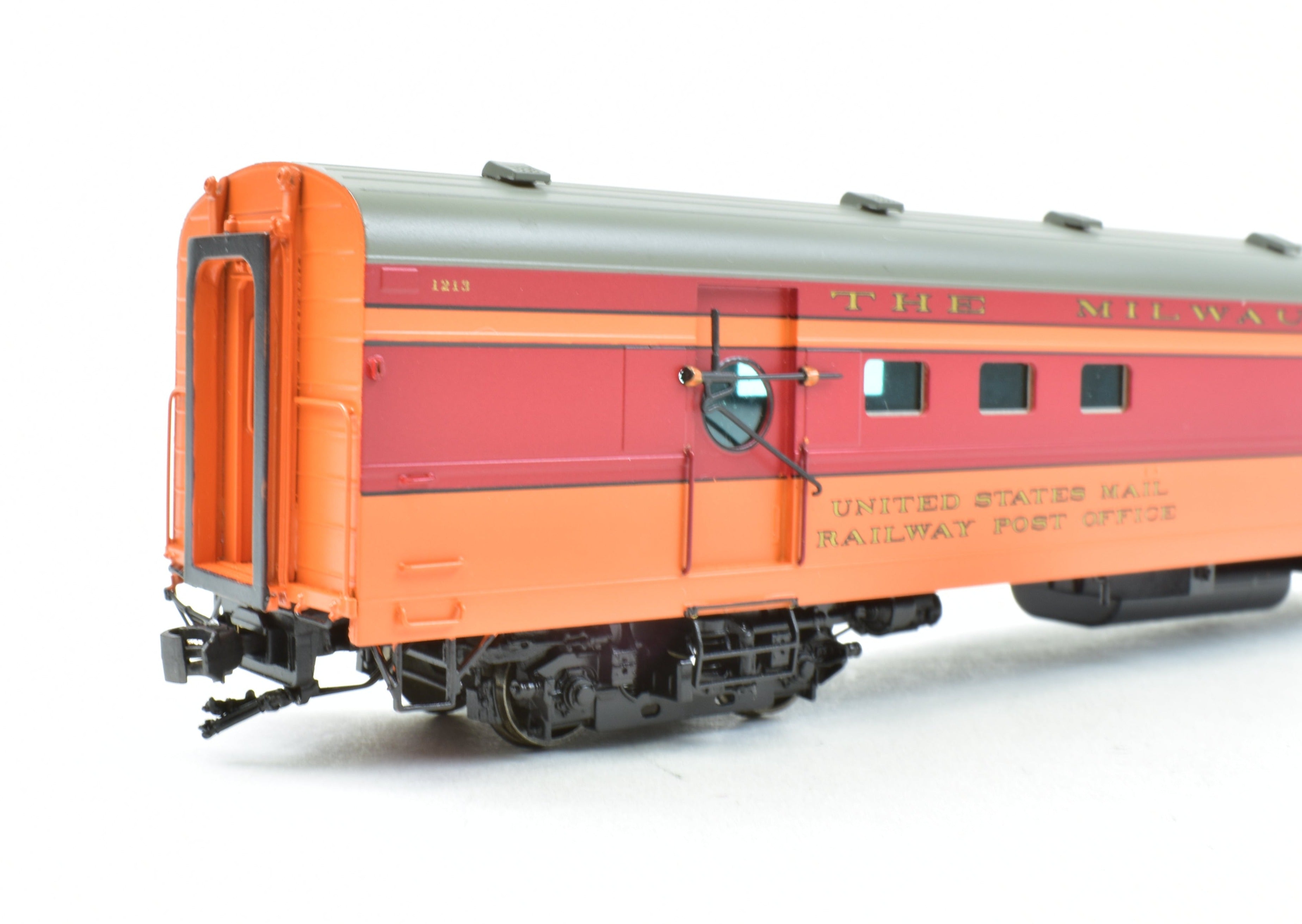 High - Quality HO Scale Brass Railway Classics Milwaukee Road Mail Express Car, Factory - Painted with Road Number 1213 from the 1948 Hiawatha Scheme