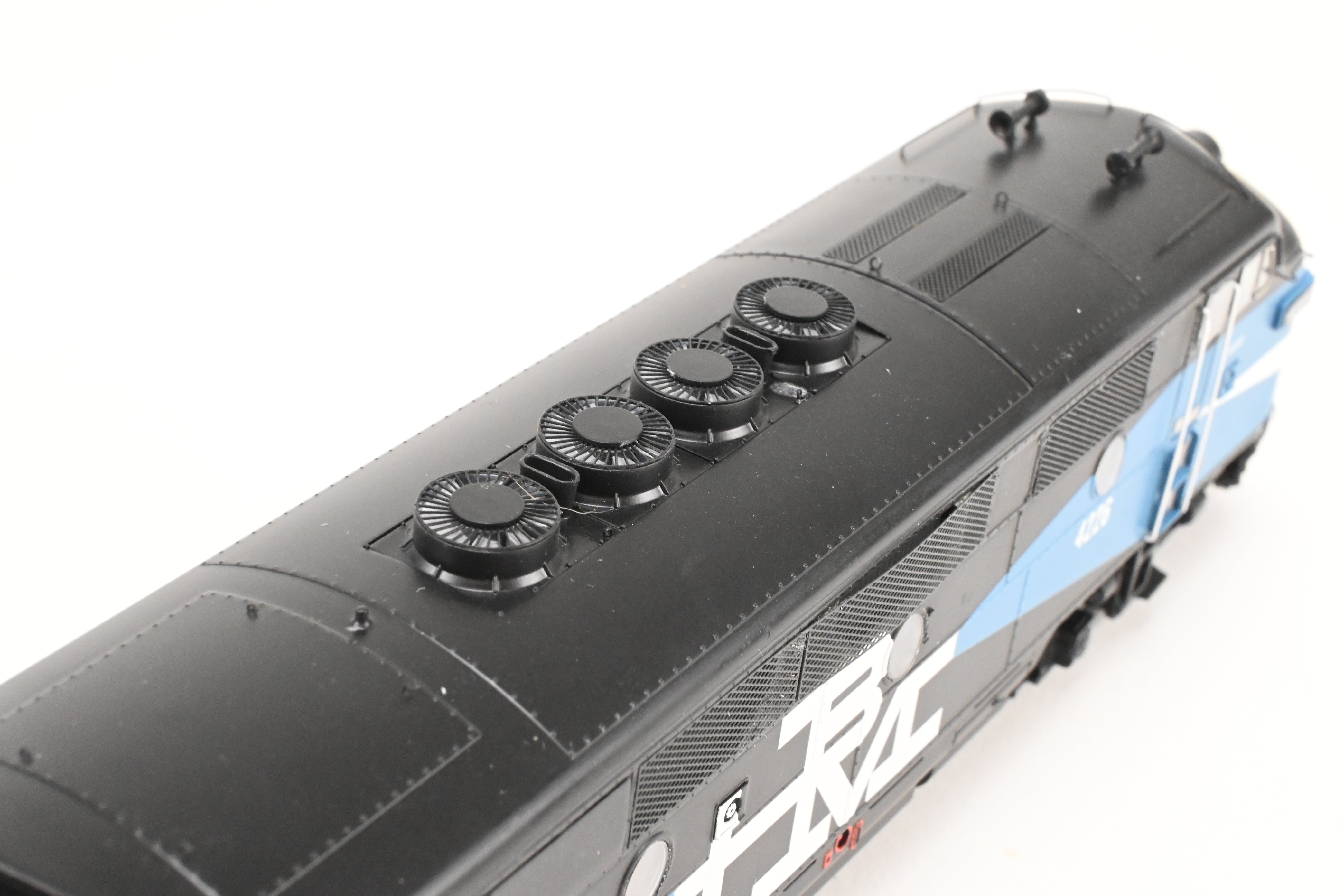 Athearn Genesis B&M Boston & Maine EMD F2-A/F2-B Passenger Set with Tsunami2 DCC & Sound