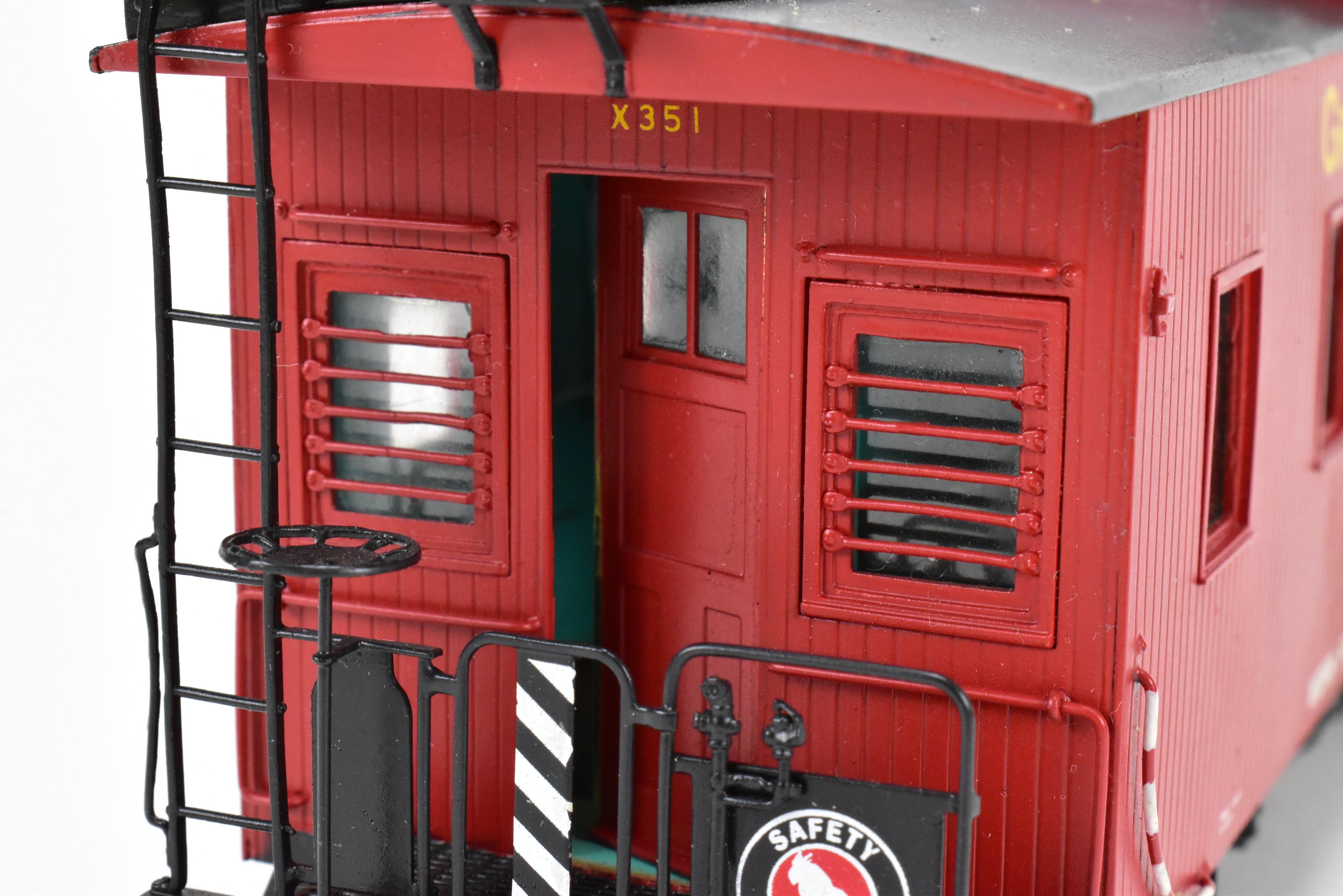 O Scale Oriental Limited Great Northern 25-Foot Wood Caboose CP #X351 with Slogan