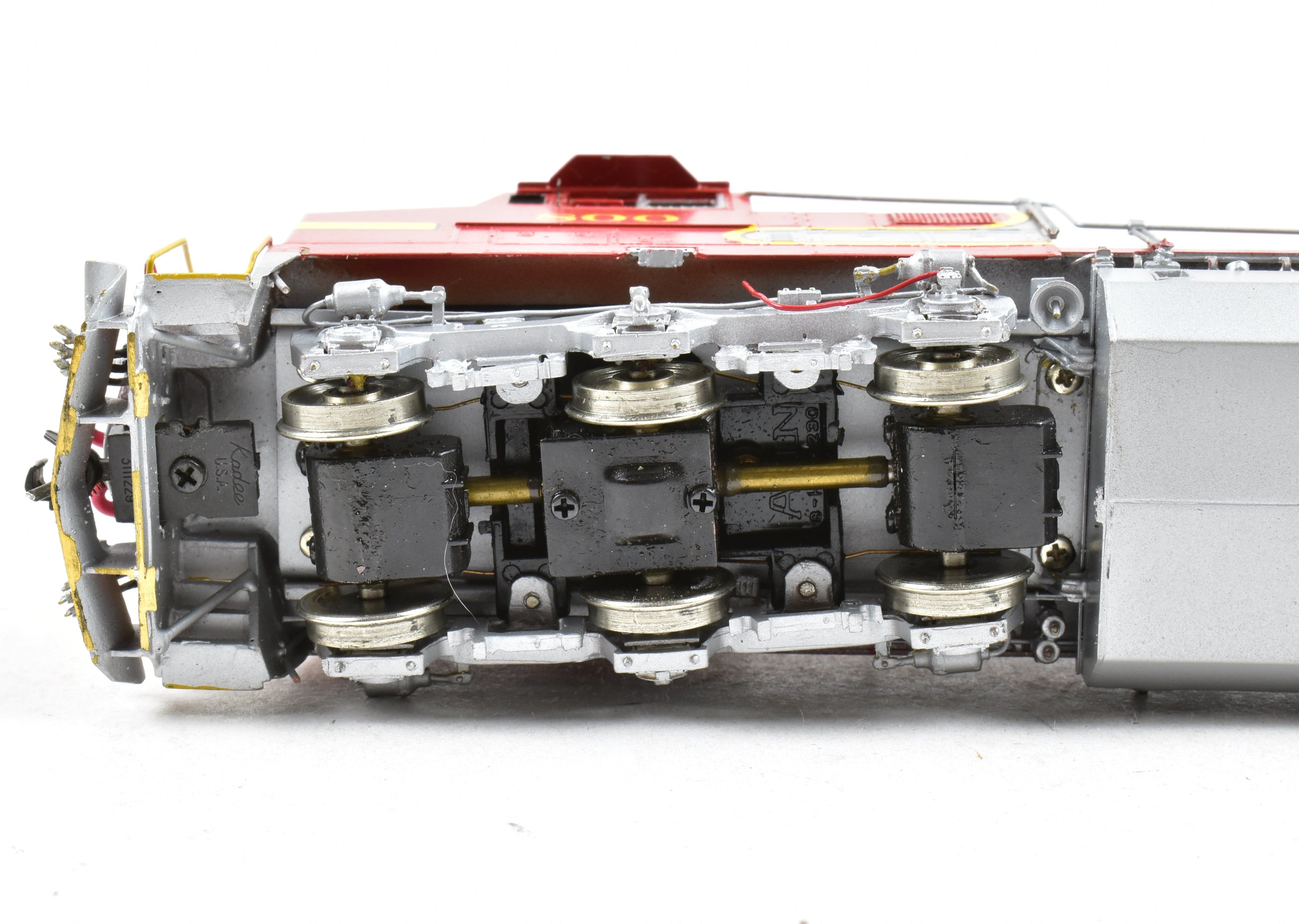 HO Scale Brass Model Train - Overland Models Inc. (OMI) AT&SF - Santa Fe Dash 8 - 40CW Gullwing Cab Locomotive with Custom Painting