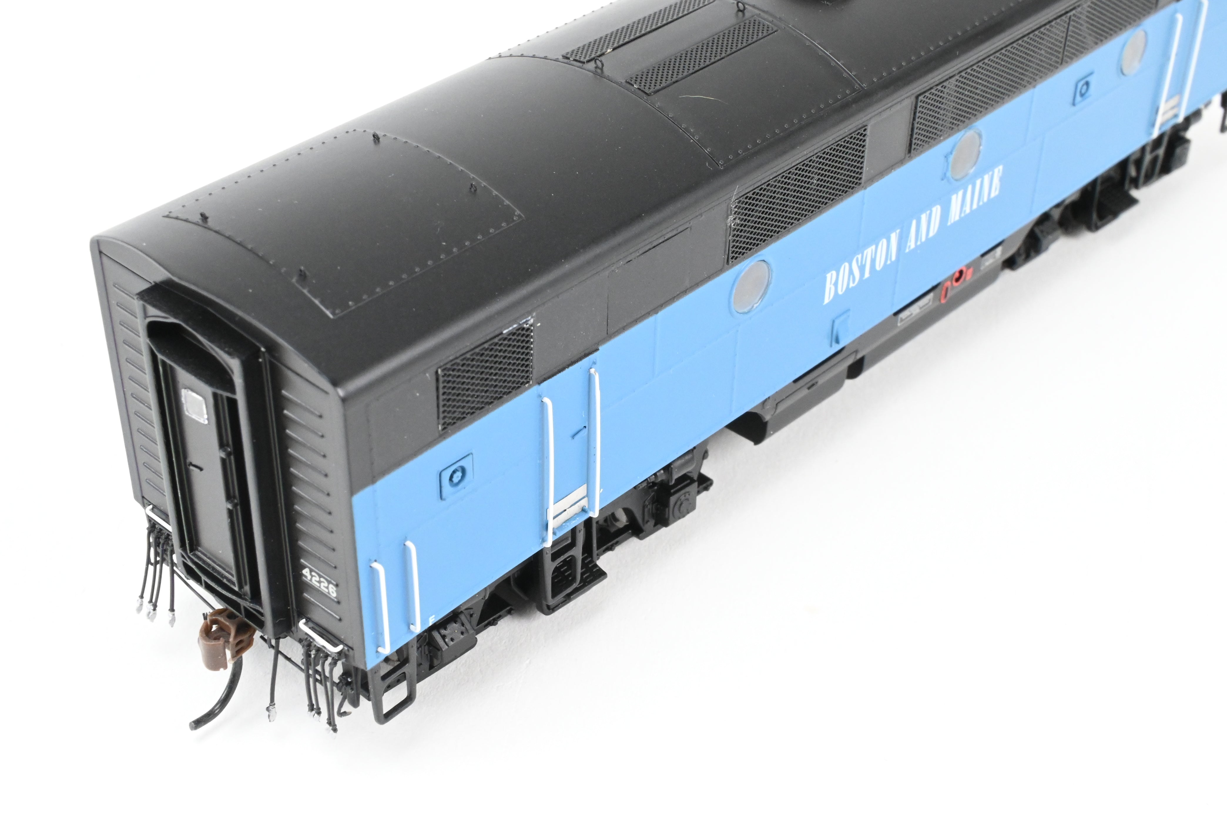 Athearn Genesis B&M Boston & Maine EMD F2-A/F2-B Passenger Set with Tsunami2 DCC & Sound