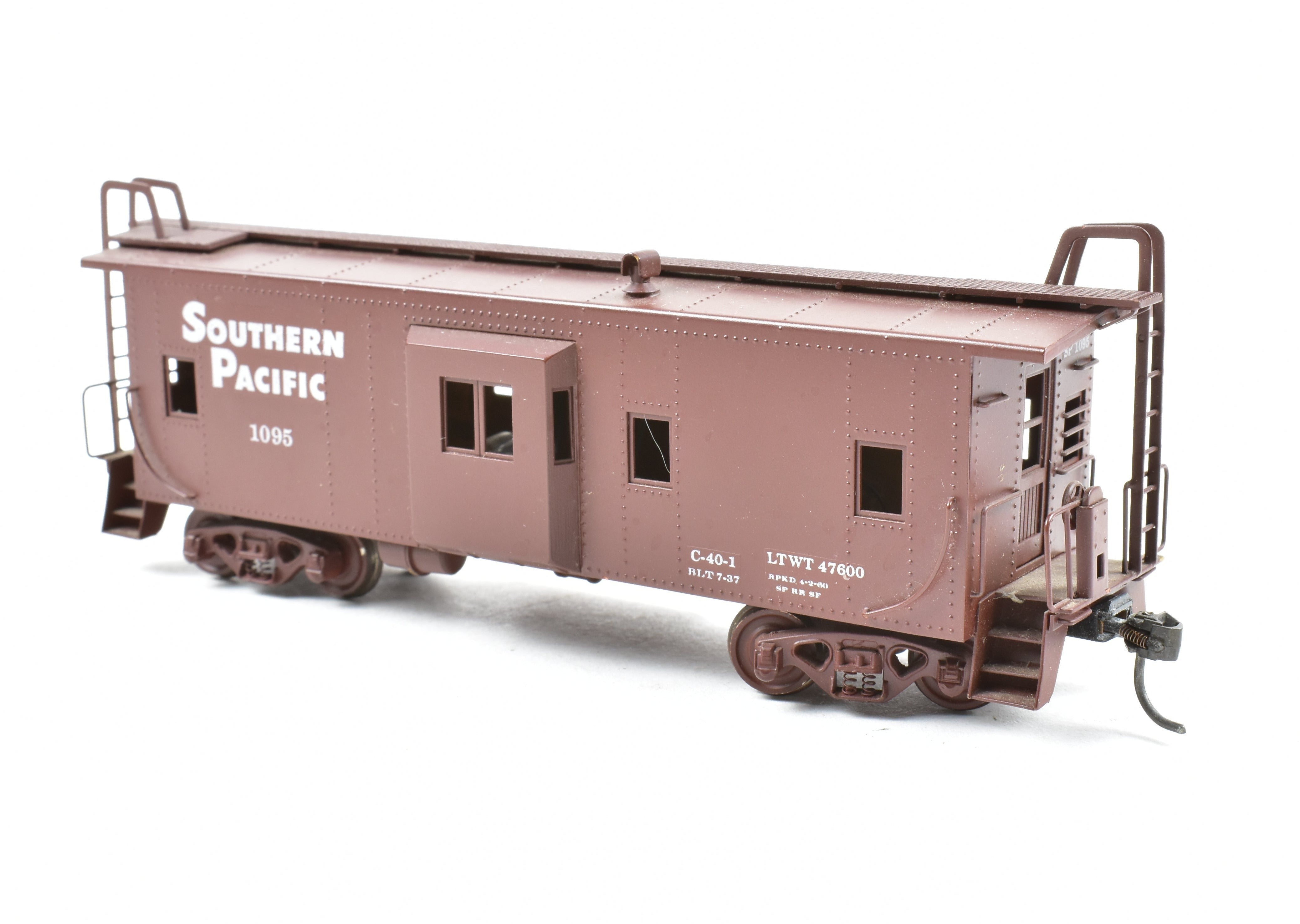 High - Quality HO Scale Brass Custom - Painted Southern Pacific Bay Window Caboose Model by Trains Inc.