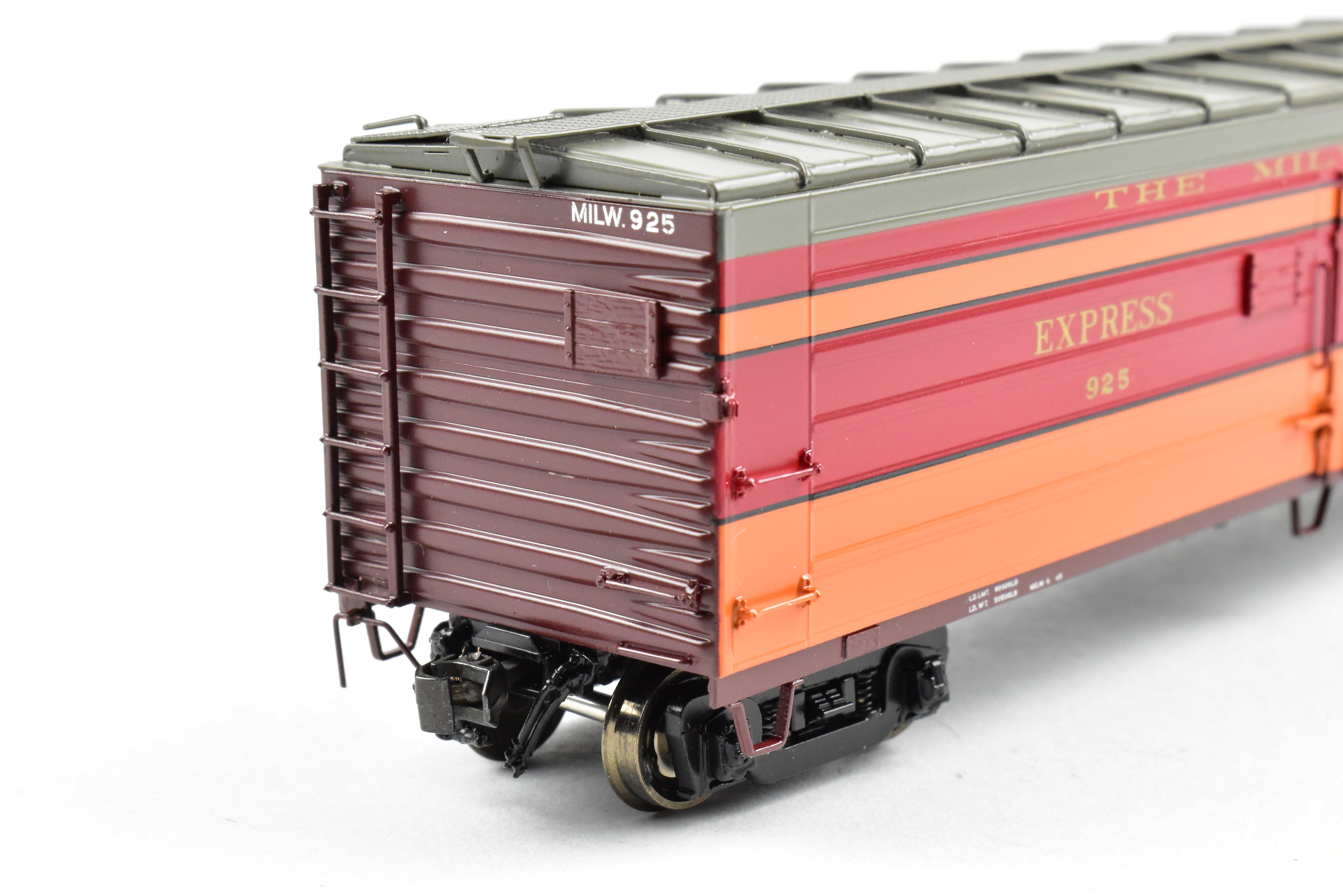 High - Quality HO Scale Brass Railway Classics MILW - Milwaukee Road 50 - Foot Passenger Express Boxcar with 1948 Factory Paint Scheme and Road Number #925
