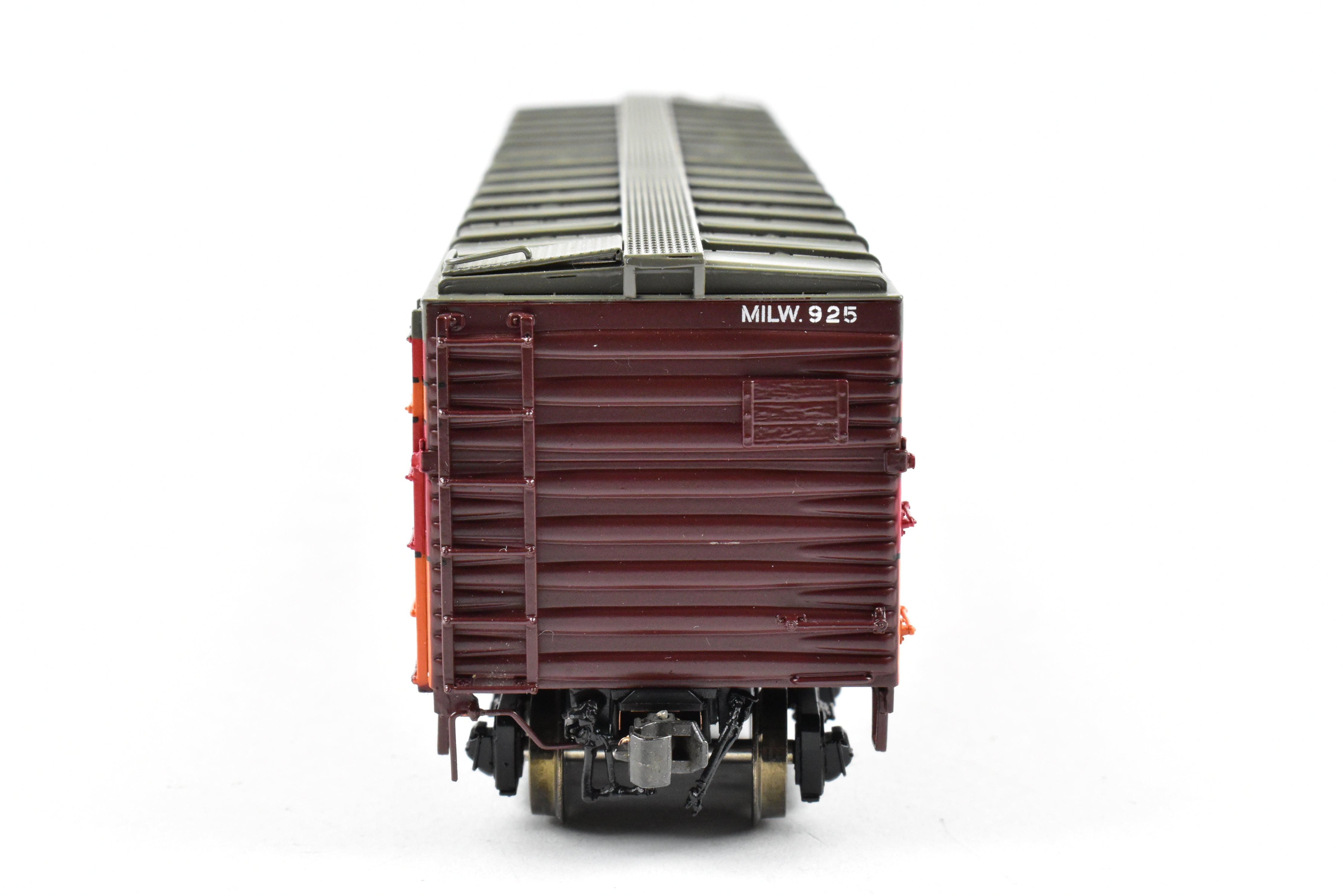 High - Quality HO Scale Brass Railway Classics MILW - Milwaukee Road 50 - Foot Passenger Express Boxcar with 1948 Factory Paint Scheme and Road Number #925