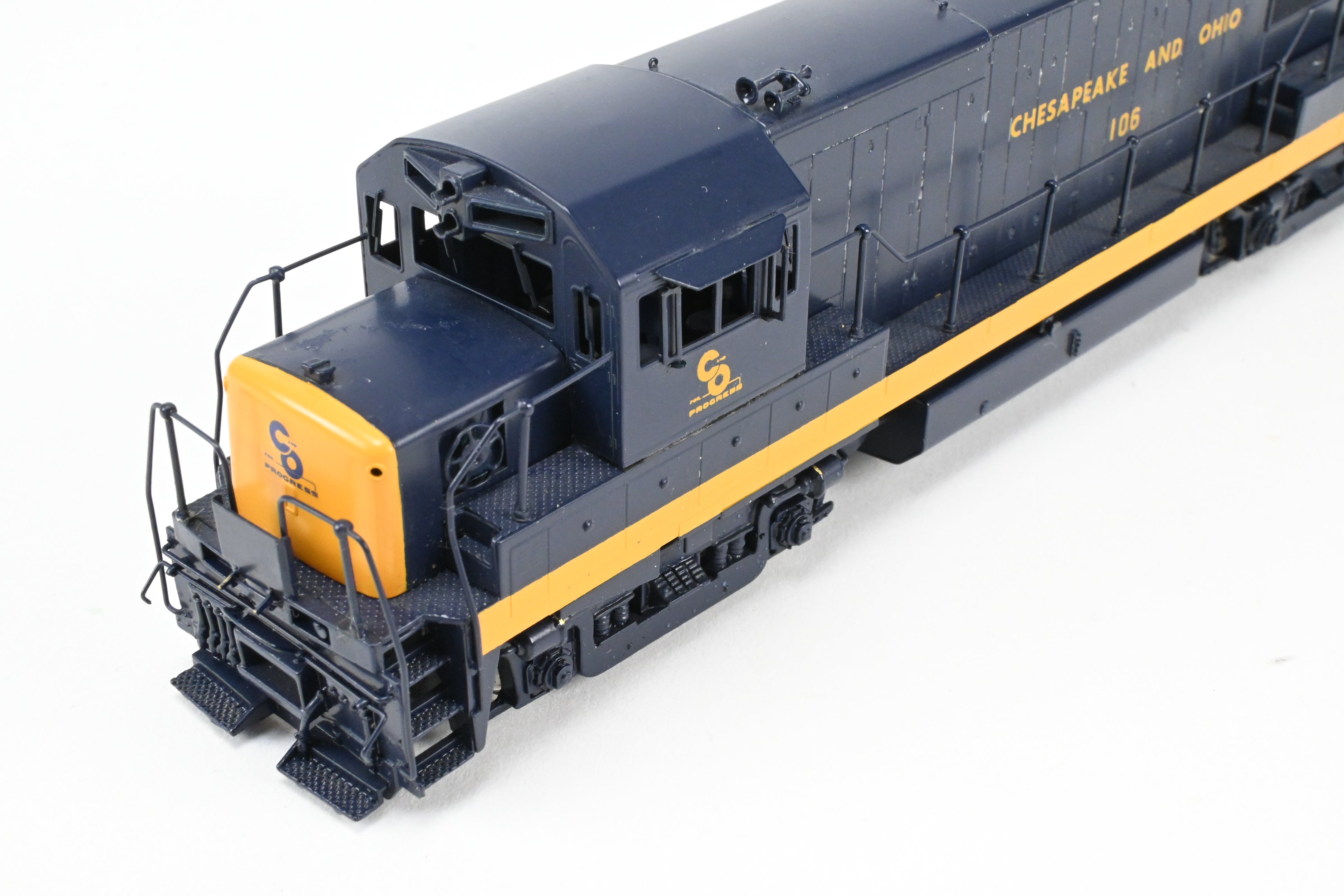 HO Brass Oriental Limited C&O GE U25B 2500 HP Low Hood Intermediate Factory-Painted Model