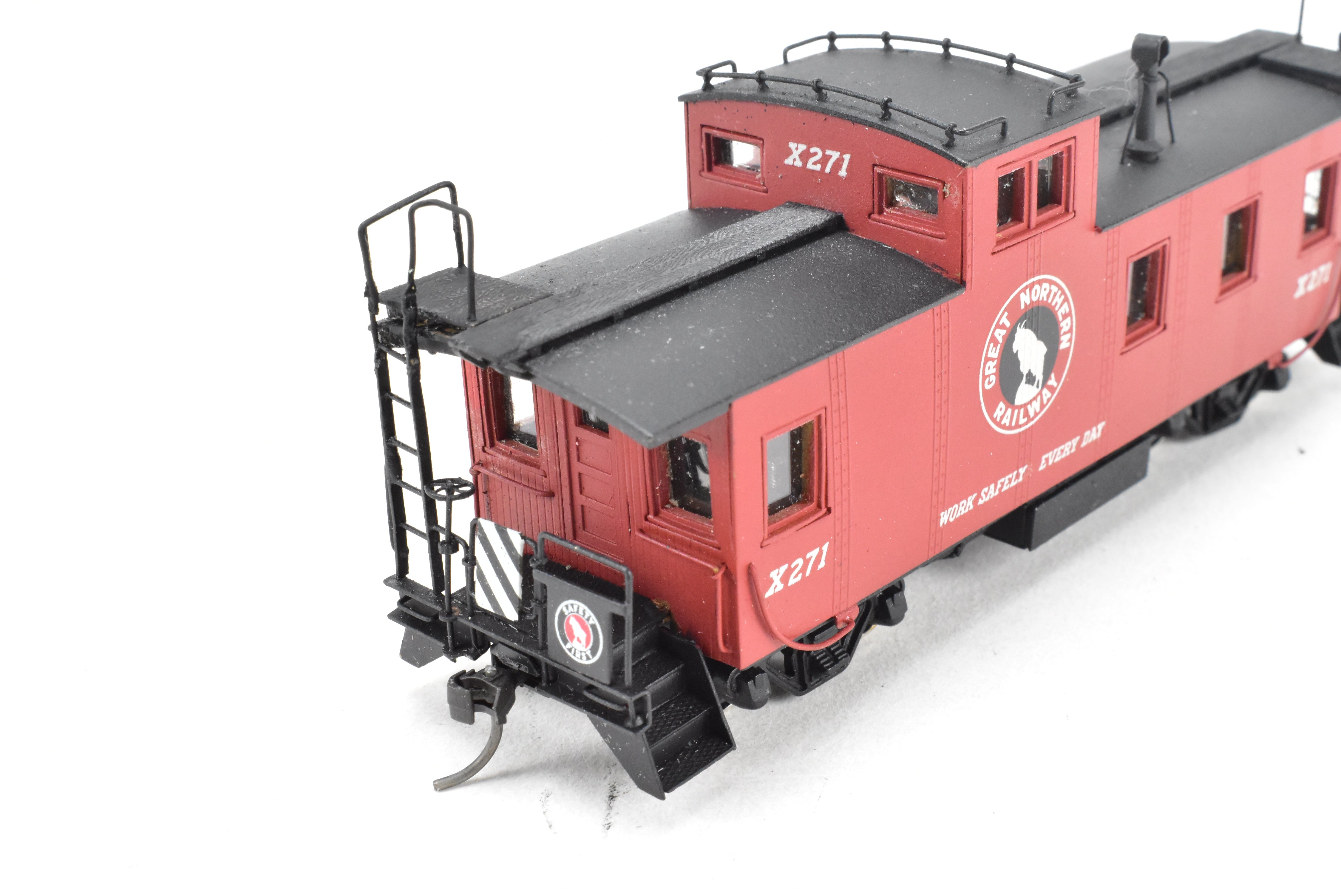 HO Scale Brass Model Train Caboose - OMI (Overland Models, Inc.) GN (Great Northern) 30 - Foot Plywood - Sheathed Caboose C/P X271
