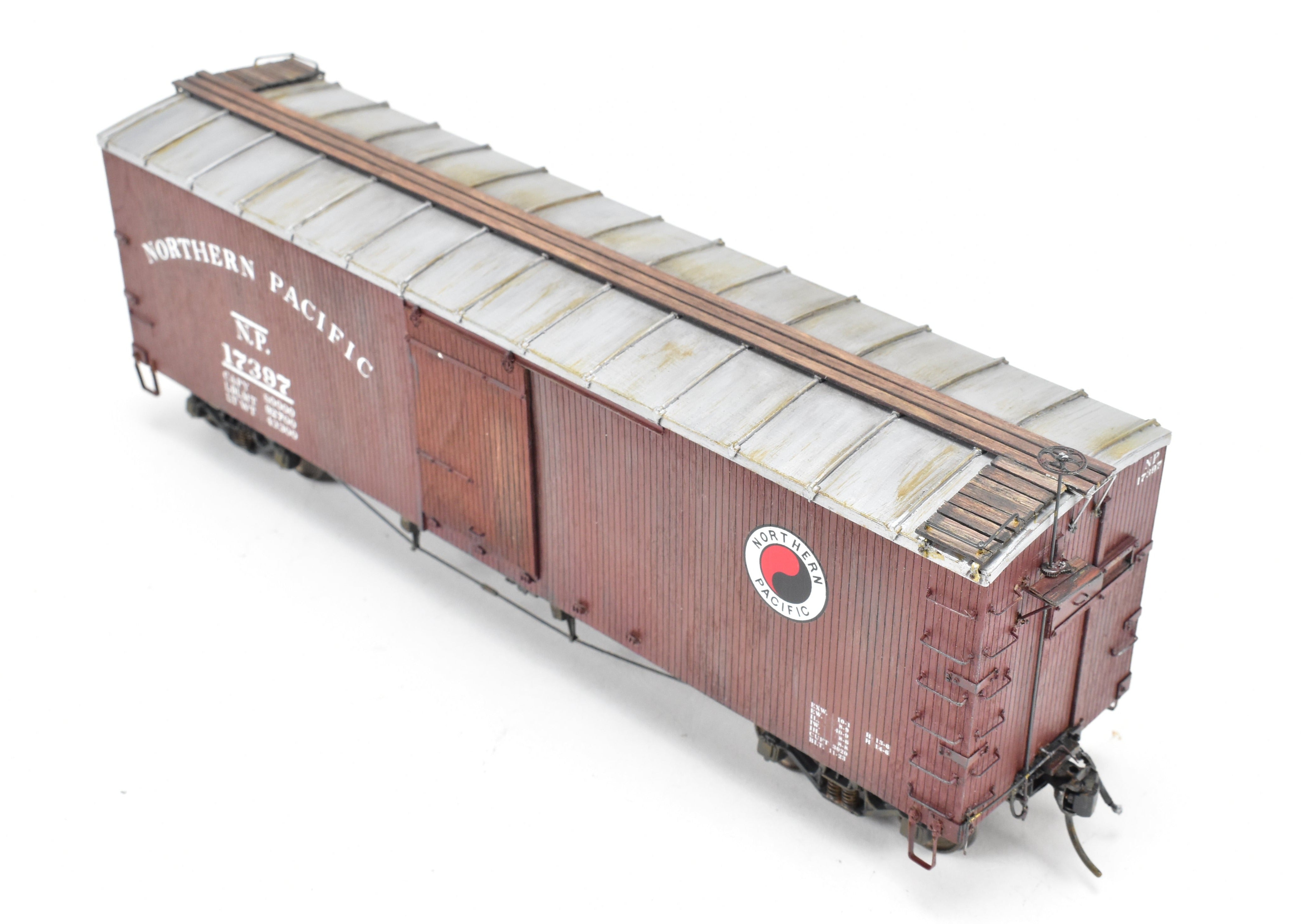 O Scale Pro - Built & Painted Northern Pacific 40' Truss Rod Boxcar Kit 403220