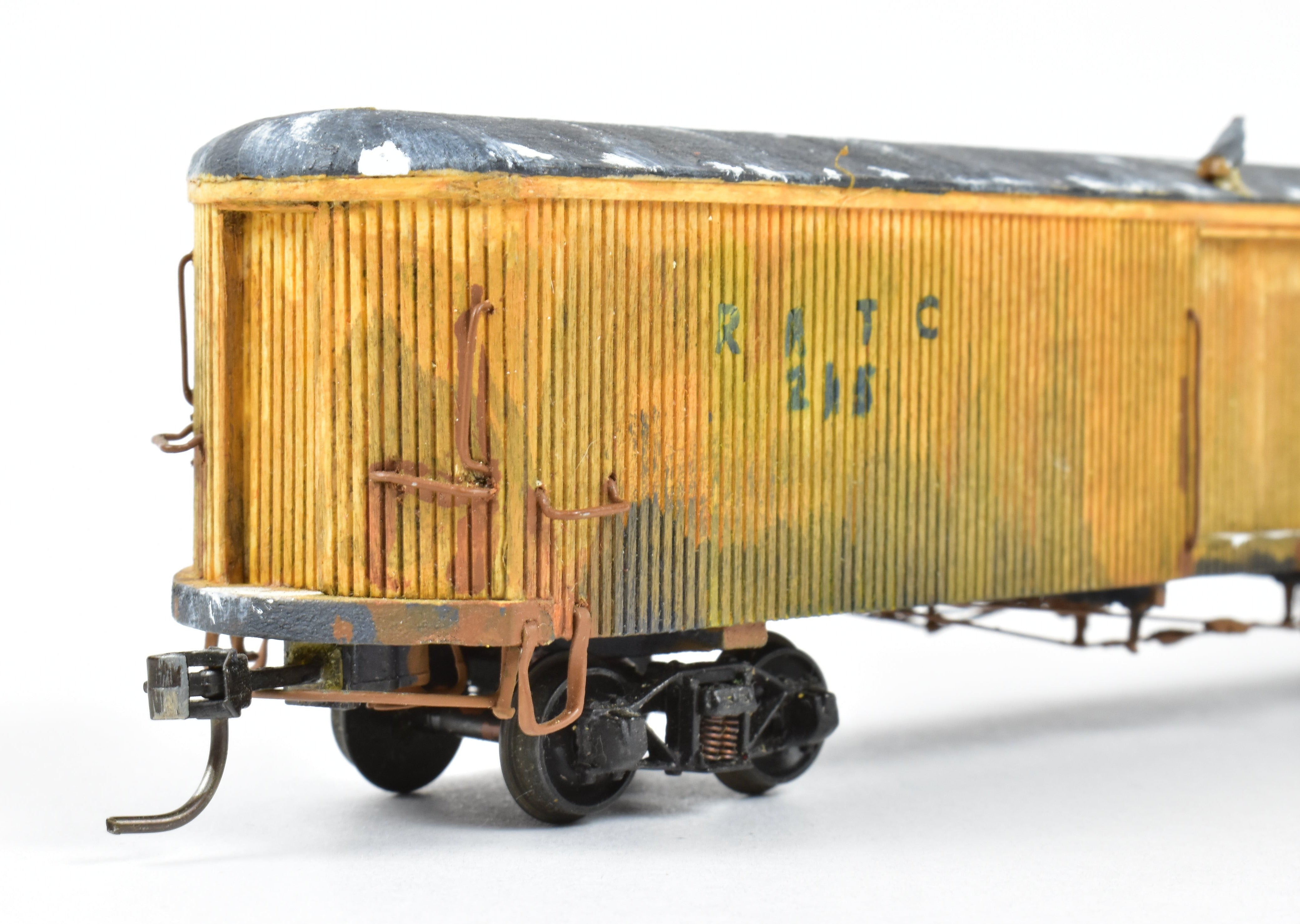 HO La Belle Woodworking Yellow #215 Fully Assembled Weathered Freight/Baggage Trailer