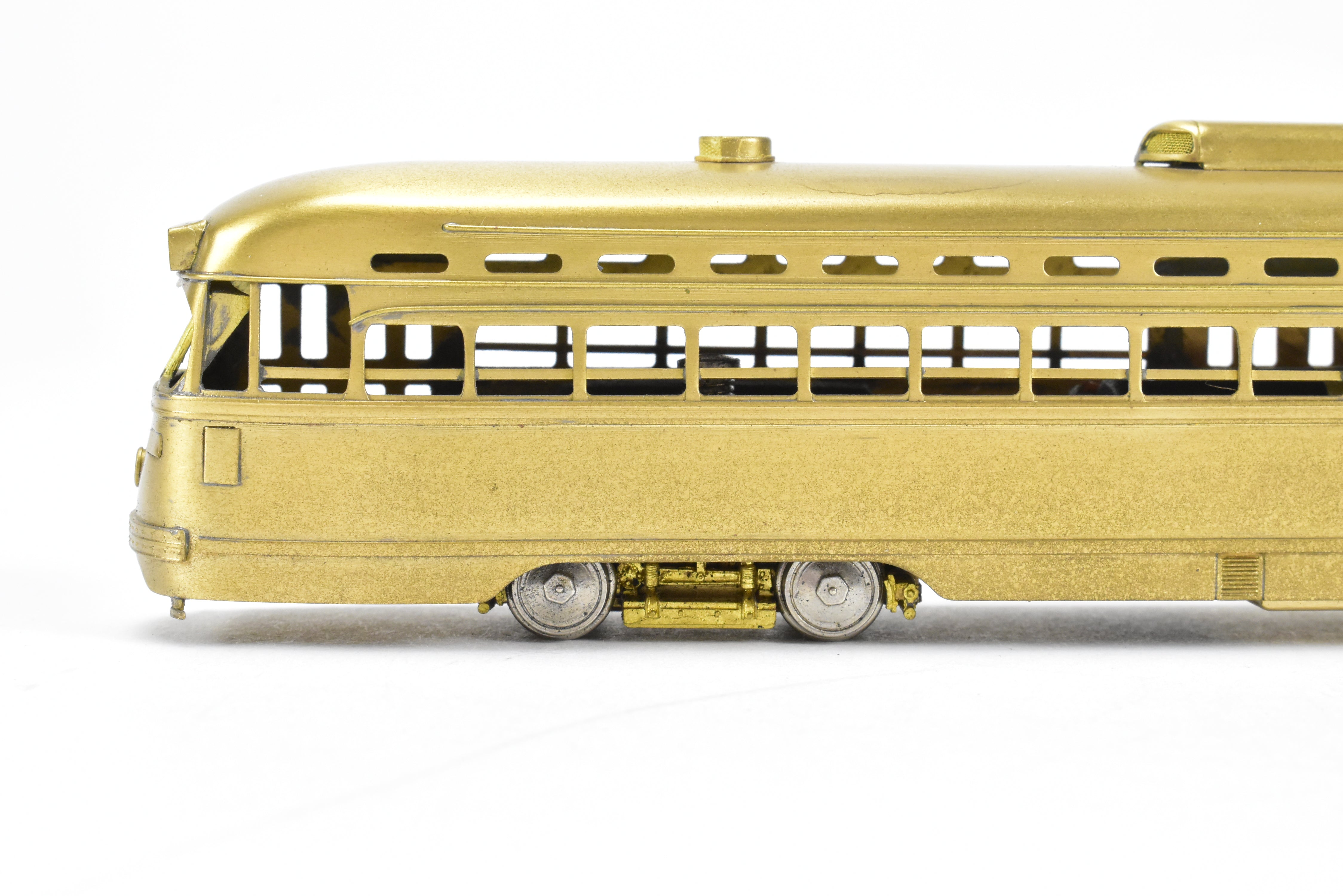 High - Quality HO Scale Brass Model of WP Car Corp. 1946 PCC Type - B Trolley with Blinker Doors for Model Railroading Enthusiasts