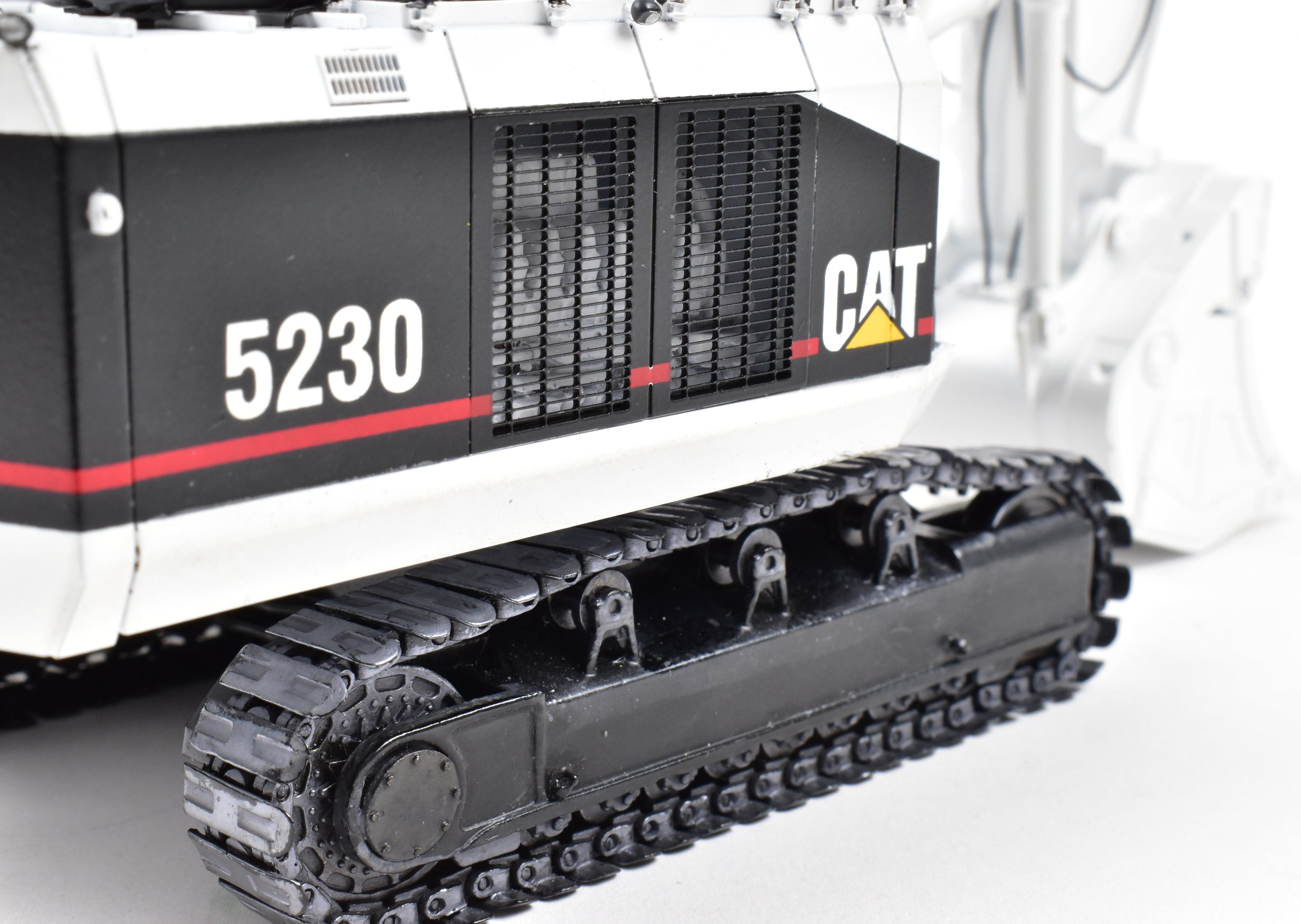 High - Quality HO Scale Brass Construction Caterpillar 5230 Front Shovel Mining Model in Classic White Color for Collectors