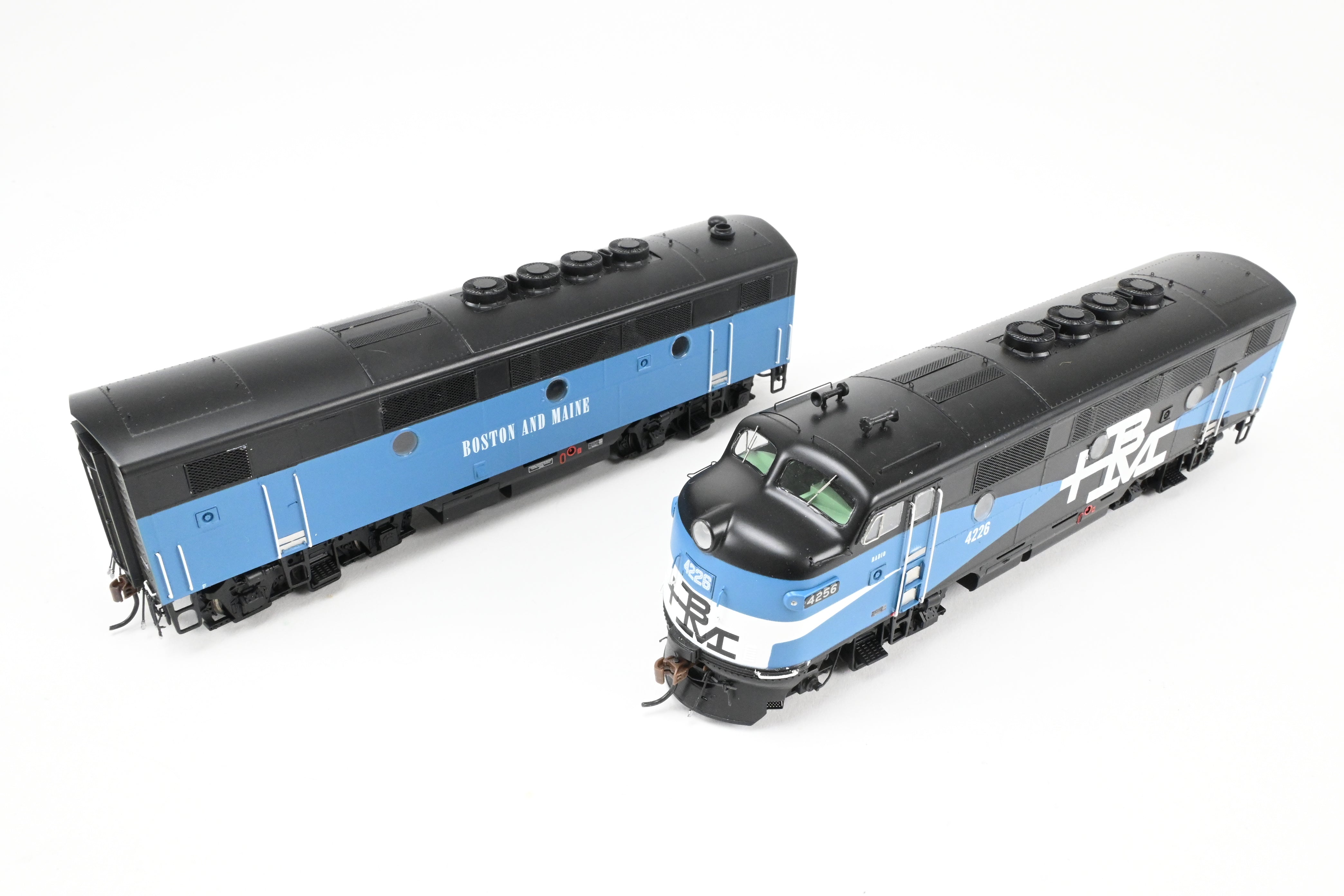 Athearn Genesis B&M Boston & Maine EMD F2-A/F2-B Passenger Set with Tsunami2 DCC & Sound