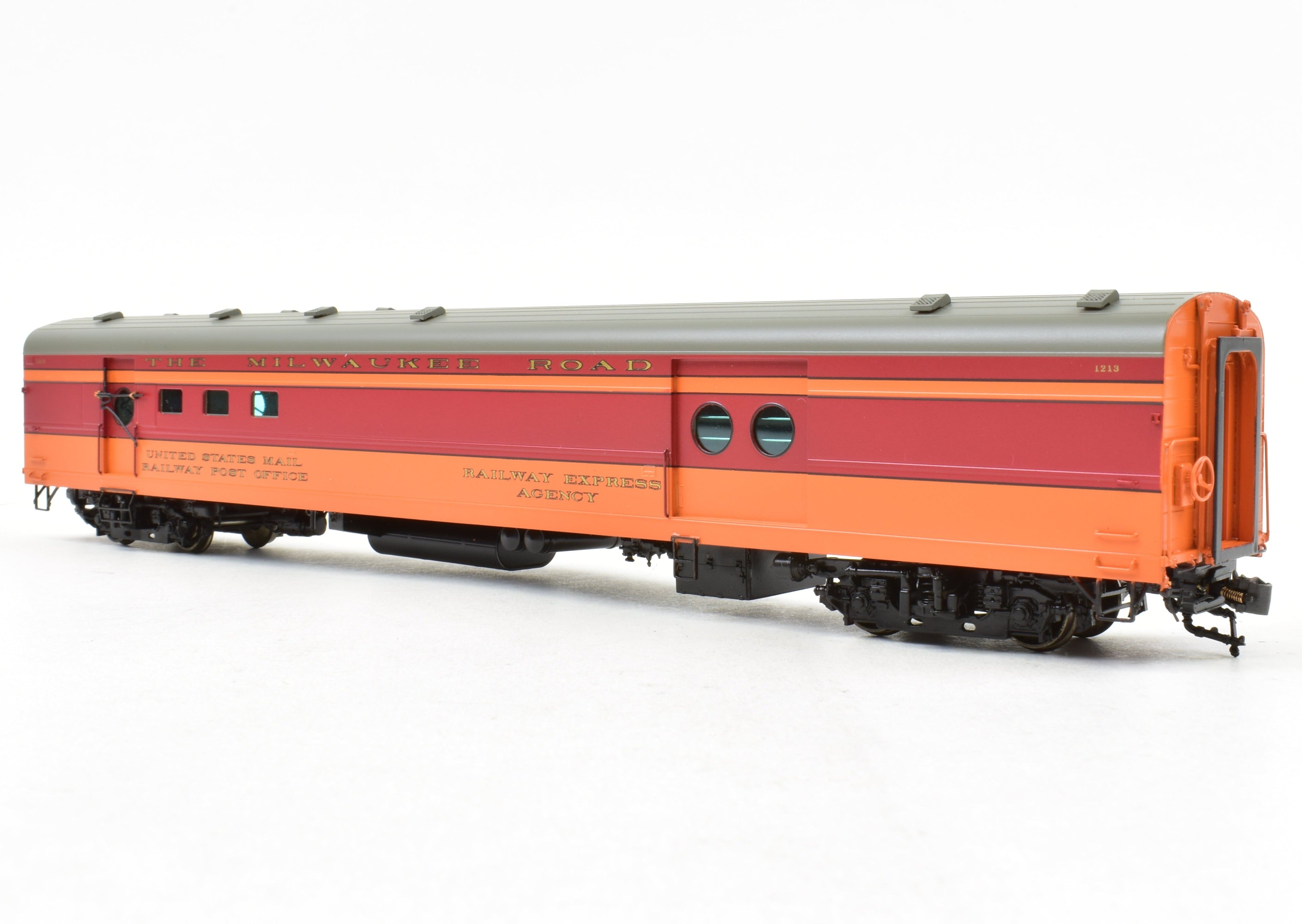 High - Quality HO Scale Brass Railway Classics Milwaukee Road Mail Express Car, Factory - Painted with Road Number 1213 from the 1948 Hiawatha Scheme